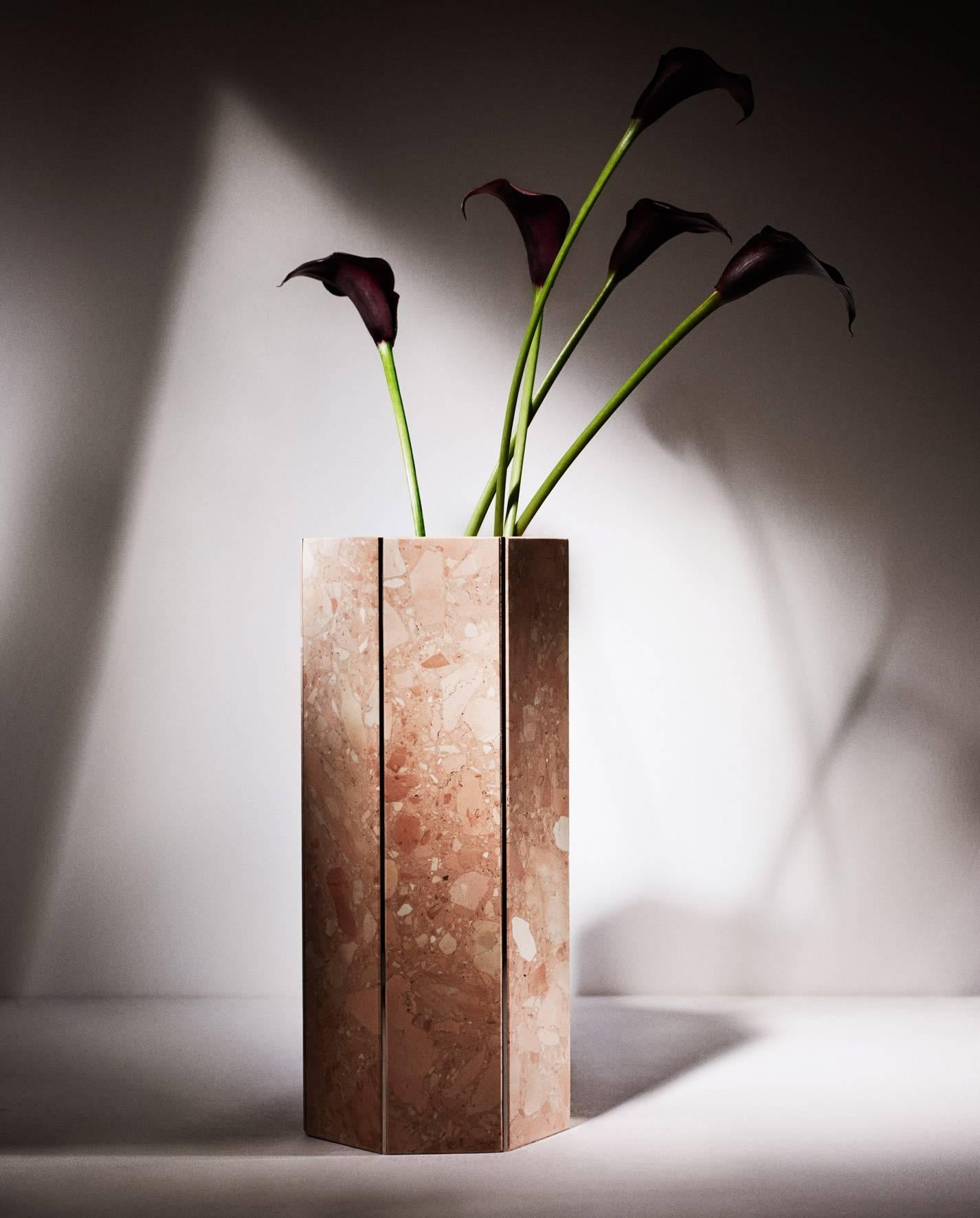 Im Rahmen der von Gianluca Longo kuratierten Ausstellung Vases & Vessels in der David Gill Gallery präsentierte Tino Seubert eine neue Edition von Narcissus Vases aus italienischem Terrazzo Rosa Perlino und Rosso Levante, poliertem Edelstahl und