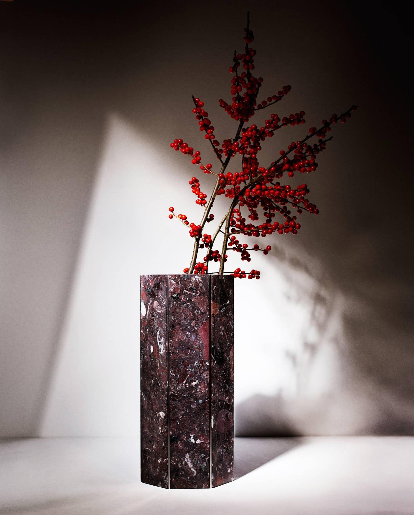 As part of the exhibition Vases & Vessels curated by Gianluca Longo at David Gill Gallery, Tino Seubert presented a new edition of Narcissus Vases made from Italian Terrazzo Rosa Perlino and Rosso Levante, polished stainless steel and smoked Parsol