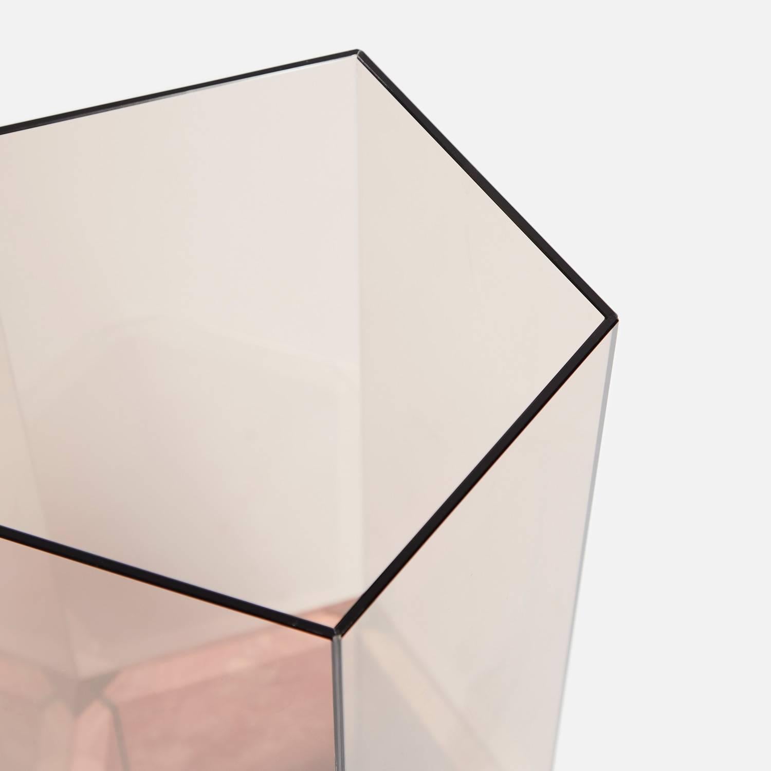 Jarrón Pentágono Narciso Contemporáneo Rosa Perlino Terrazo y Vidrio Ahumado Tallado en venta