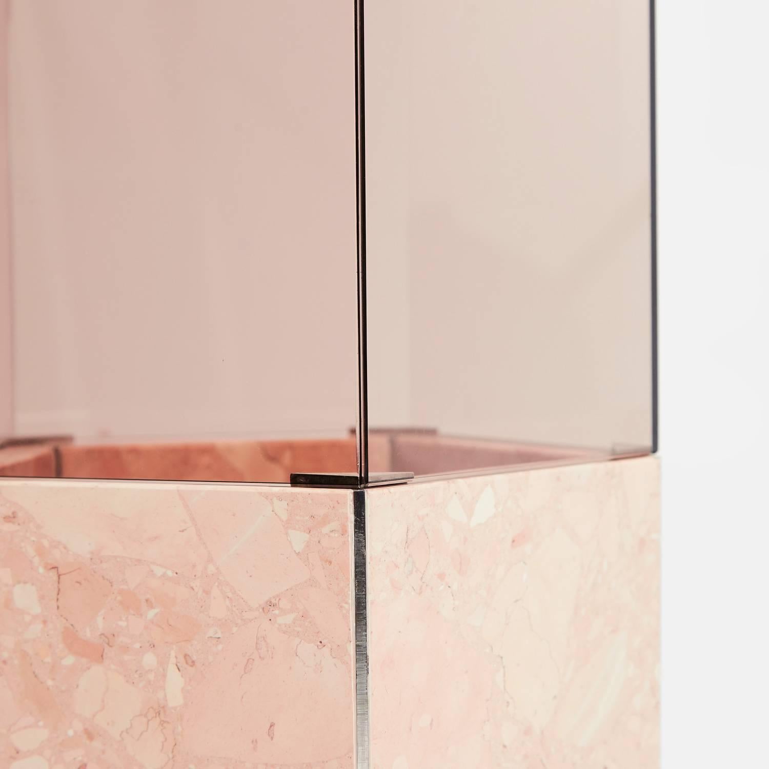 Zeitgenössische Narzisse Pentagon Vase in Rosa Perlino Terrazzo und geräuchertem Glas (21. Jahrhundert und zeitgenössisch) im Angebot