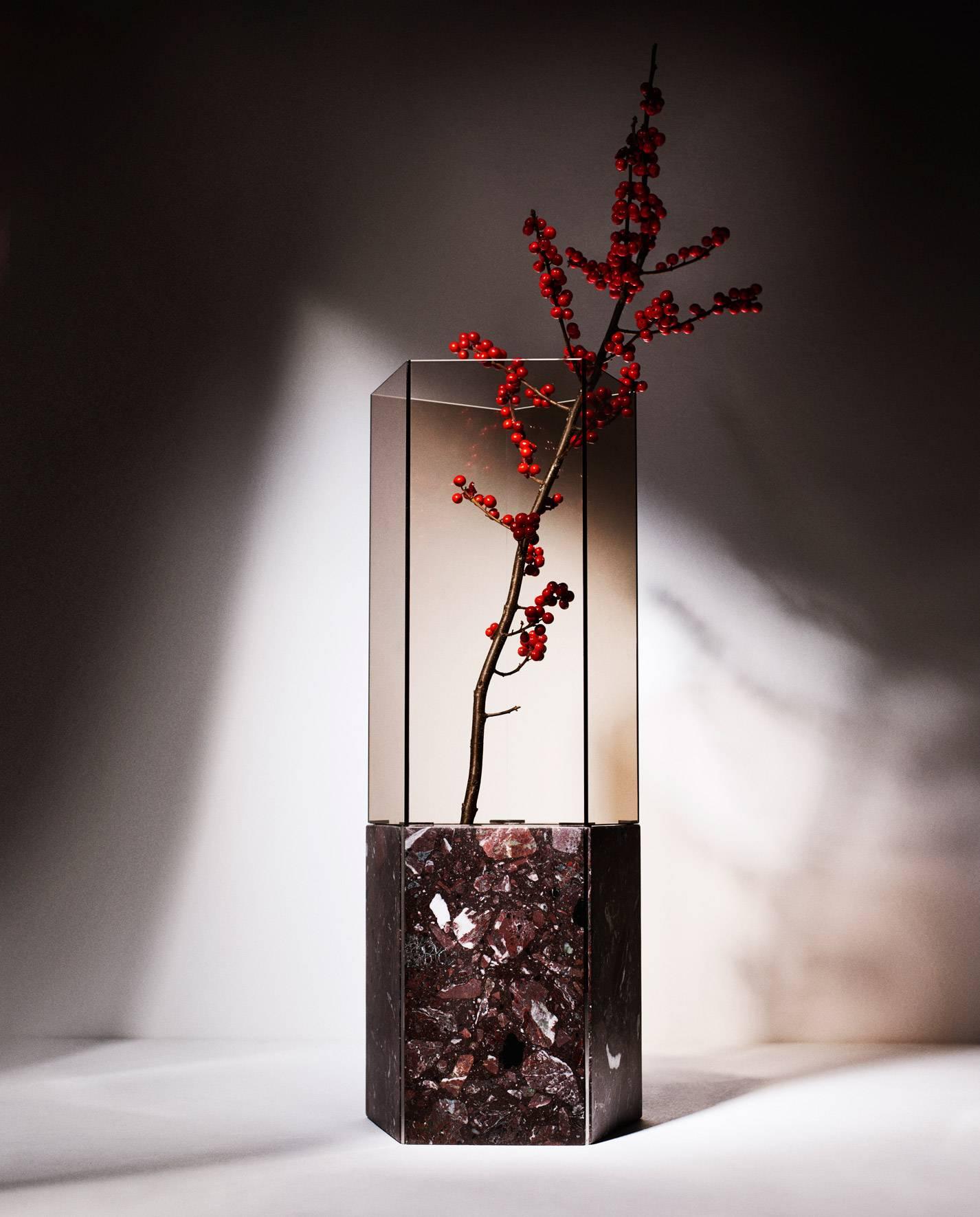 As part of the exhibition Vases & Vessels curated by Gianluca Longo at David Gill Gallery, Tino Seubert presented a new edition of Narcissus Vases made from Italian Terrazzo Rosa Perlino and Rosso Levante, polished stainless steel and smoked Parsol