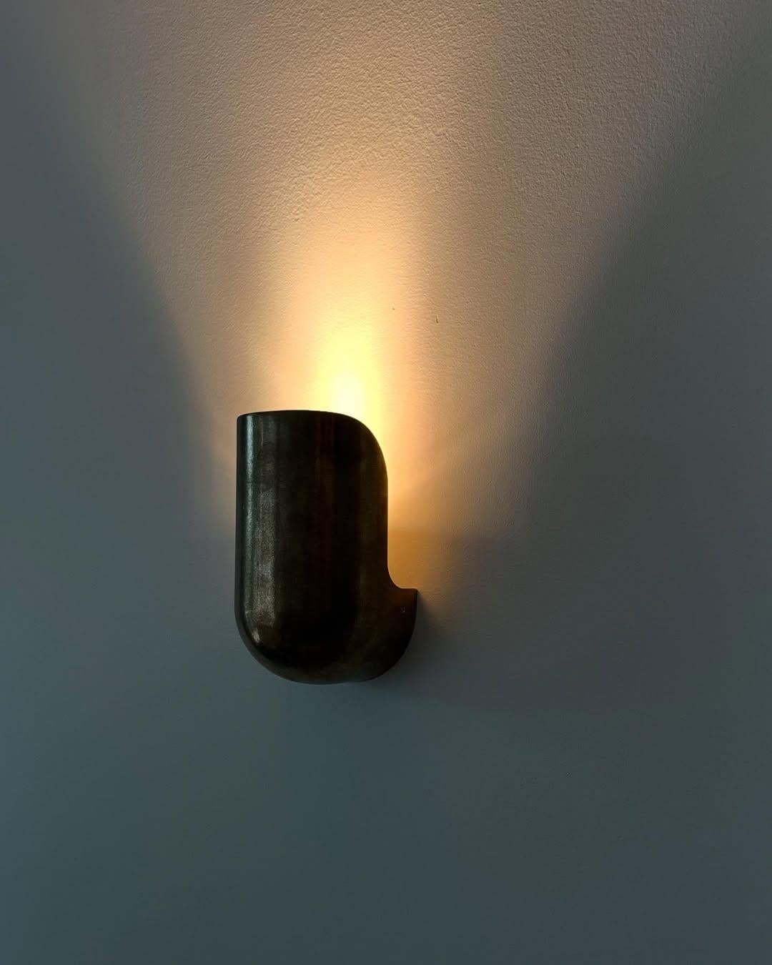 Bronzo Lampada da parete a gomito in bronzo annerito Contemporary Narrow di Henry Wilson in vendita