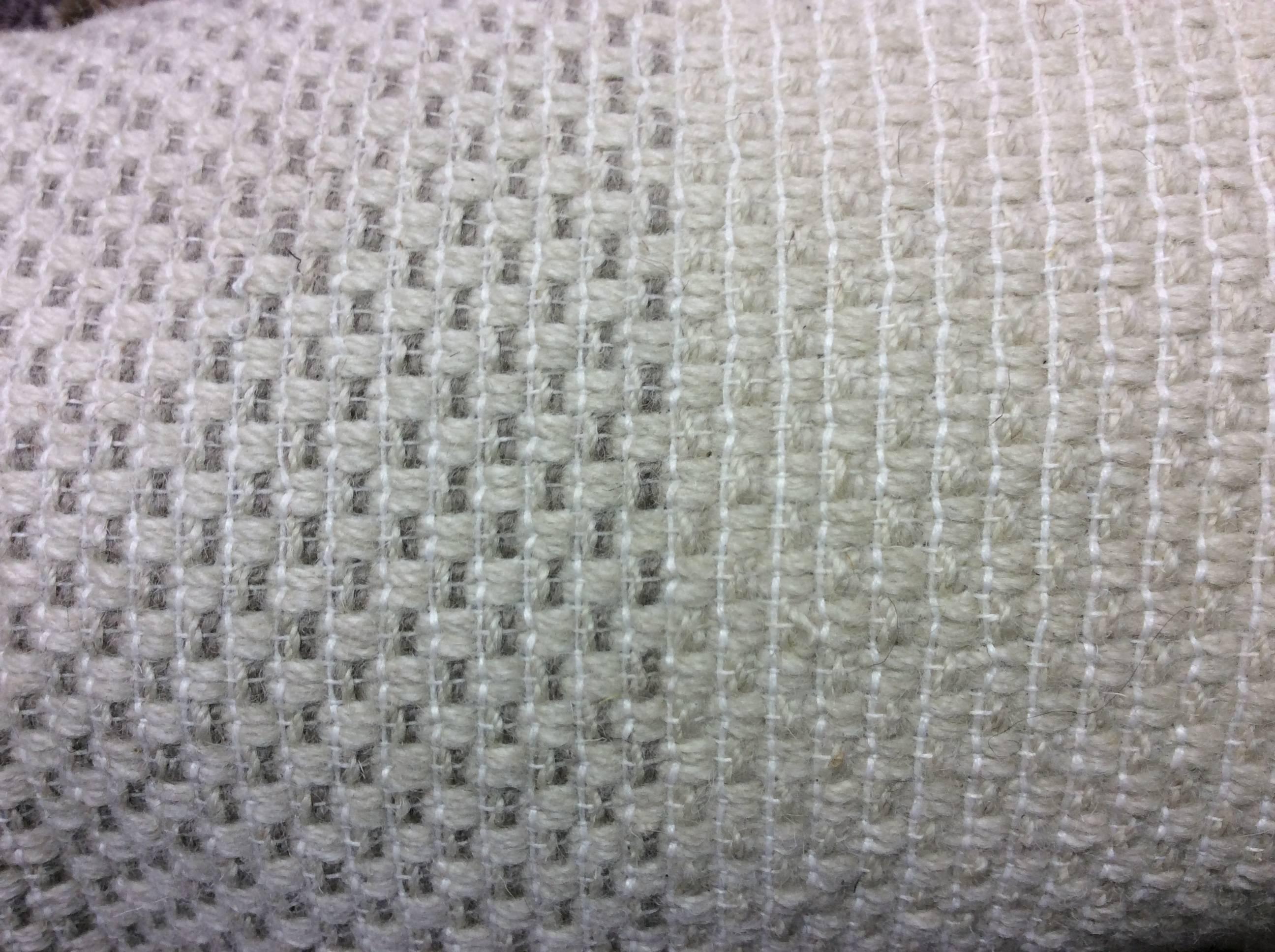 Chemin de table contemporain en laine tissée à plat, étroit et long, de Doris Leslie Blau.
Taille : 3'10