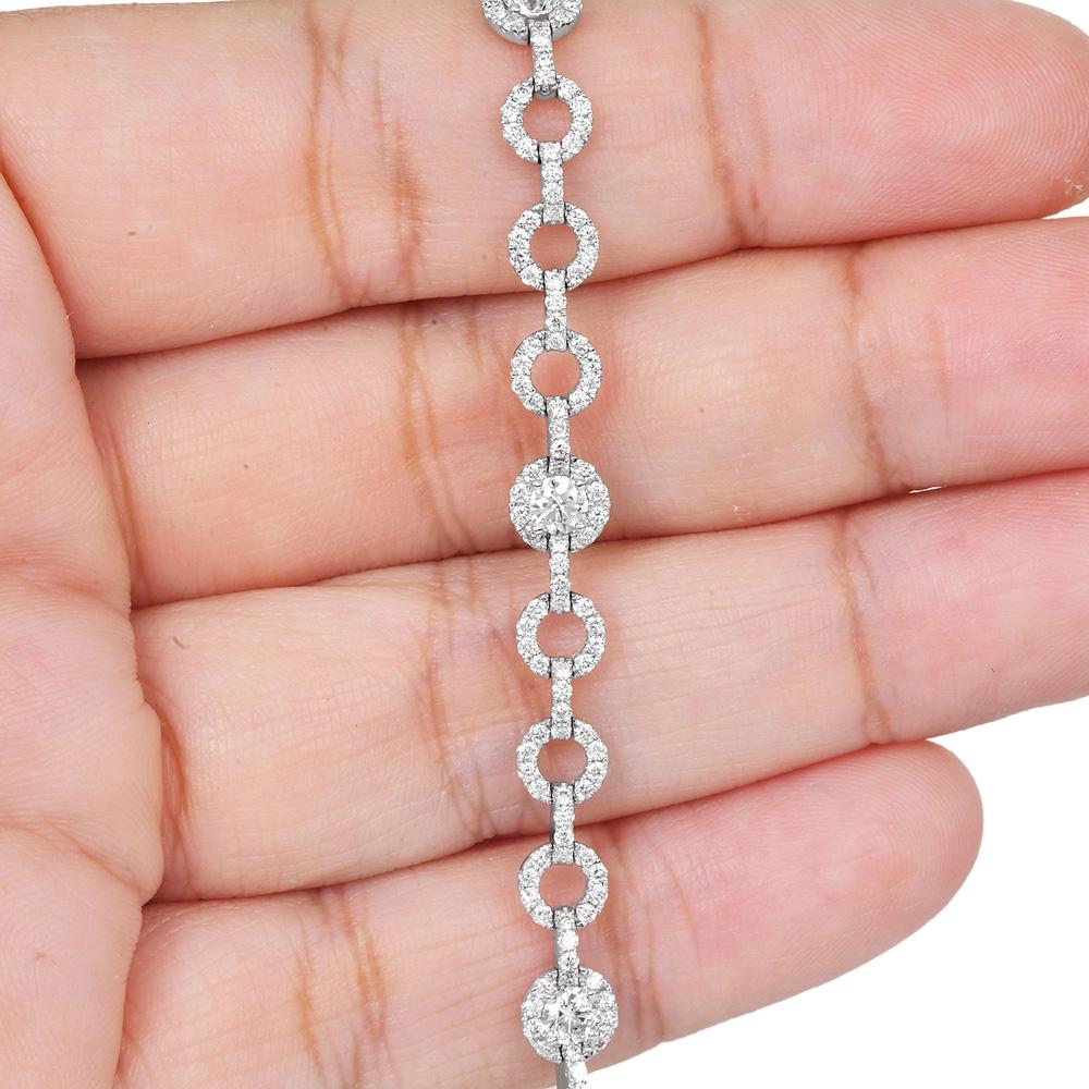 Dieses schicke, aus 18 Karat Weißgold gefertigte Tennisarmband verleiht dem Alltag einen Hauch von Luxus.

Das Armband hat ein rundes Gliederdesign und ist mit fünf halbrunden Brillanten von insgesamt 0,75 Karat besetzt. Diese zentralen Edelsteine