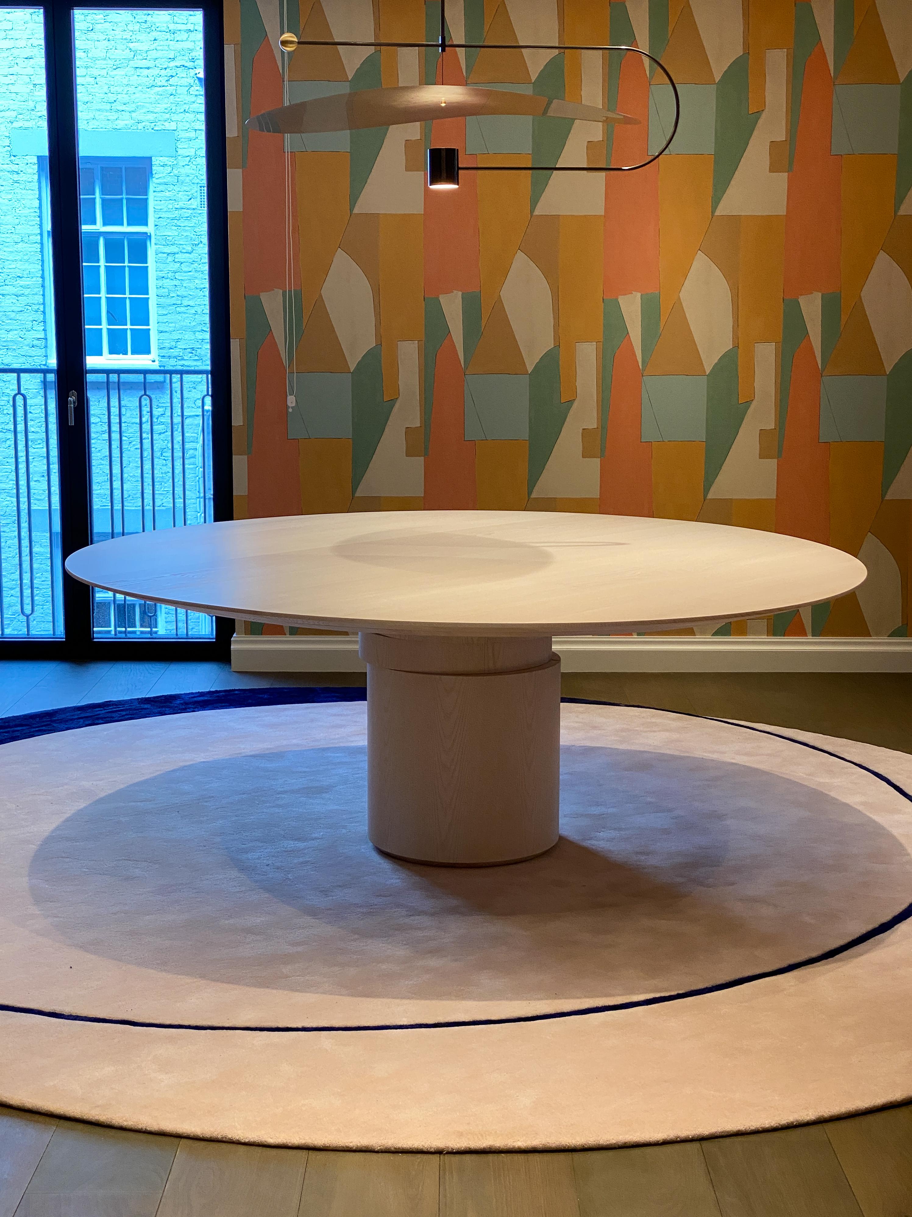 Table de salle à manger ronde contemporaine, bois de frêne naturel, disque mobile, design belge en vente 1