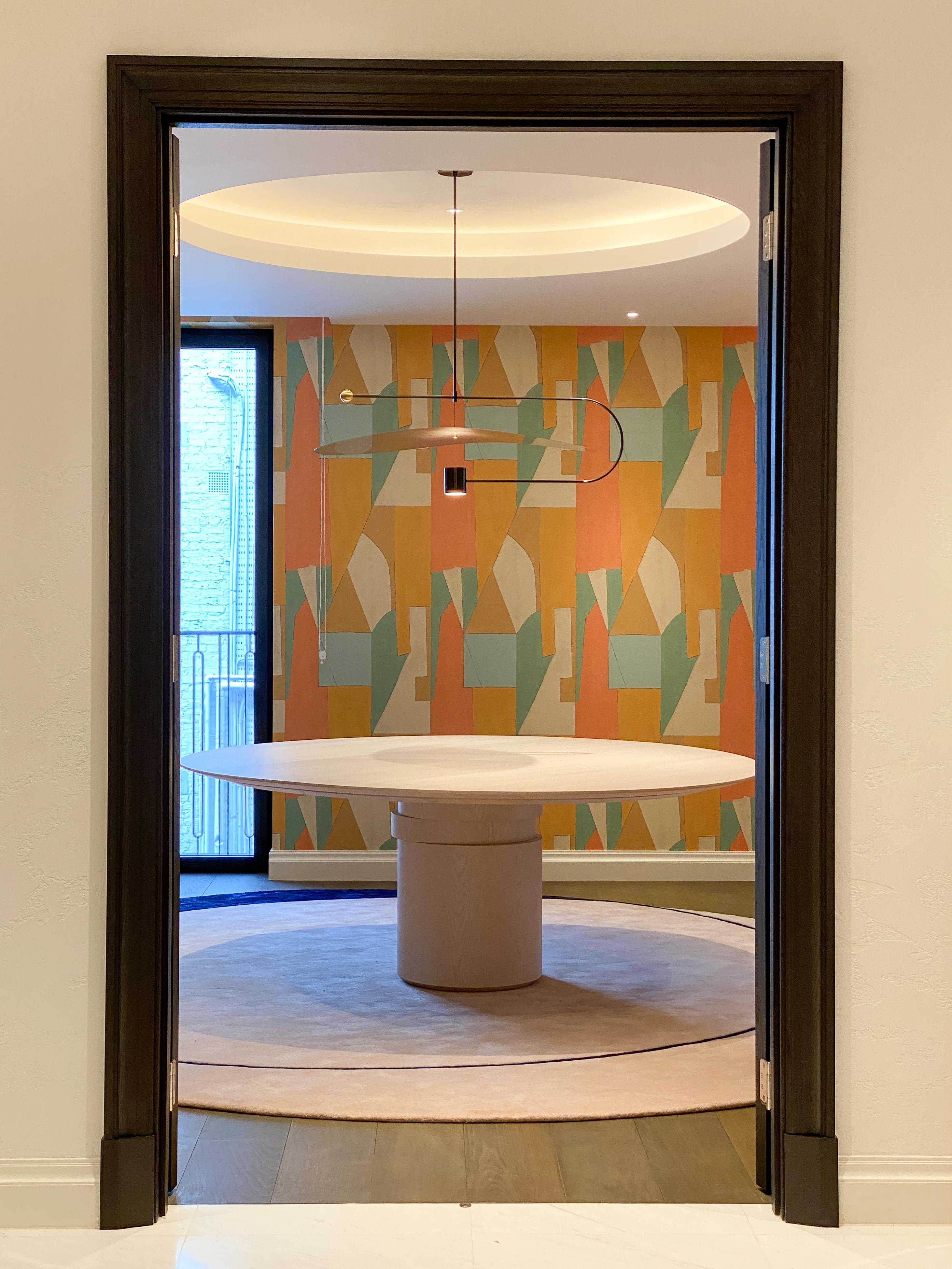 Table de salle à manger ronde contemporaine, bois de frêne naturel, disque mobile, design belge en vente 3