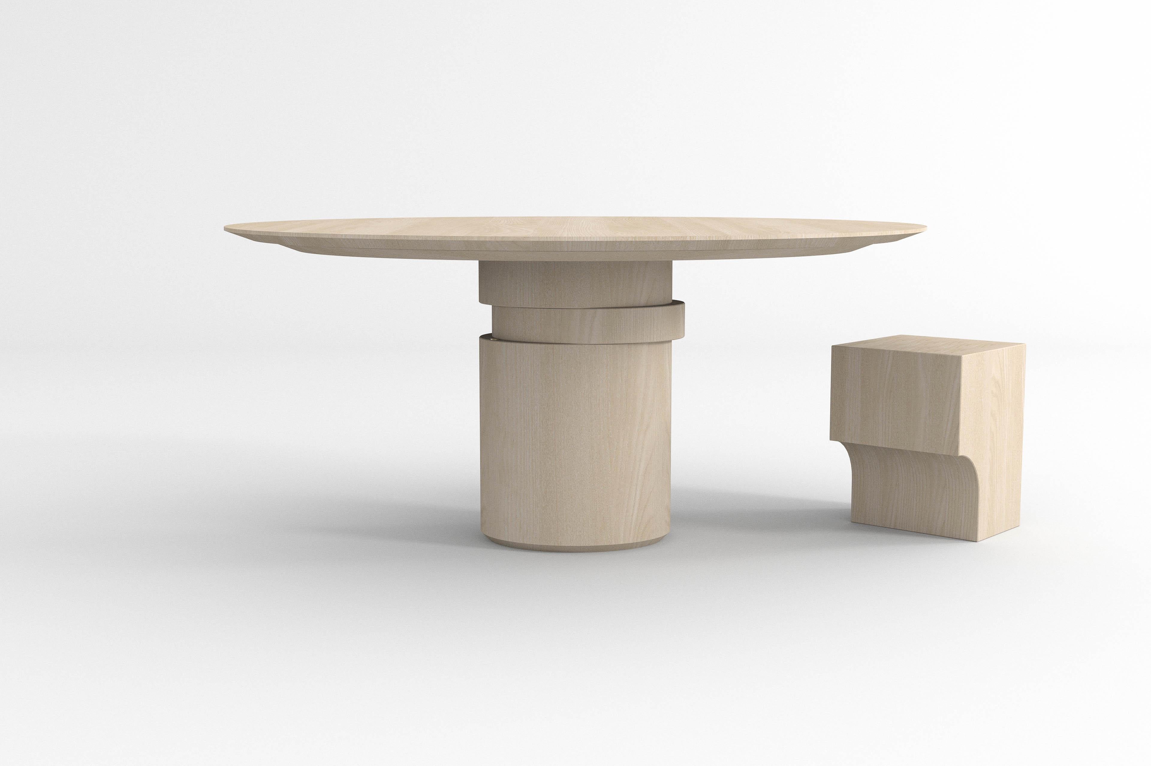 Frêne Table de salle à manger ronde contemporaine, bois de frêne naturel, disque mobile, design belge en vente
