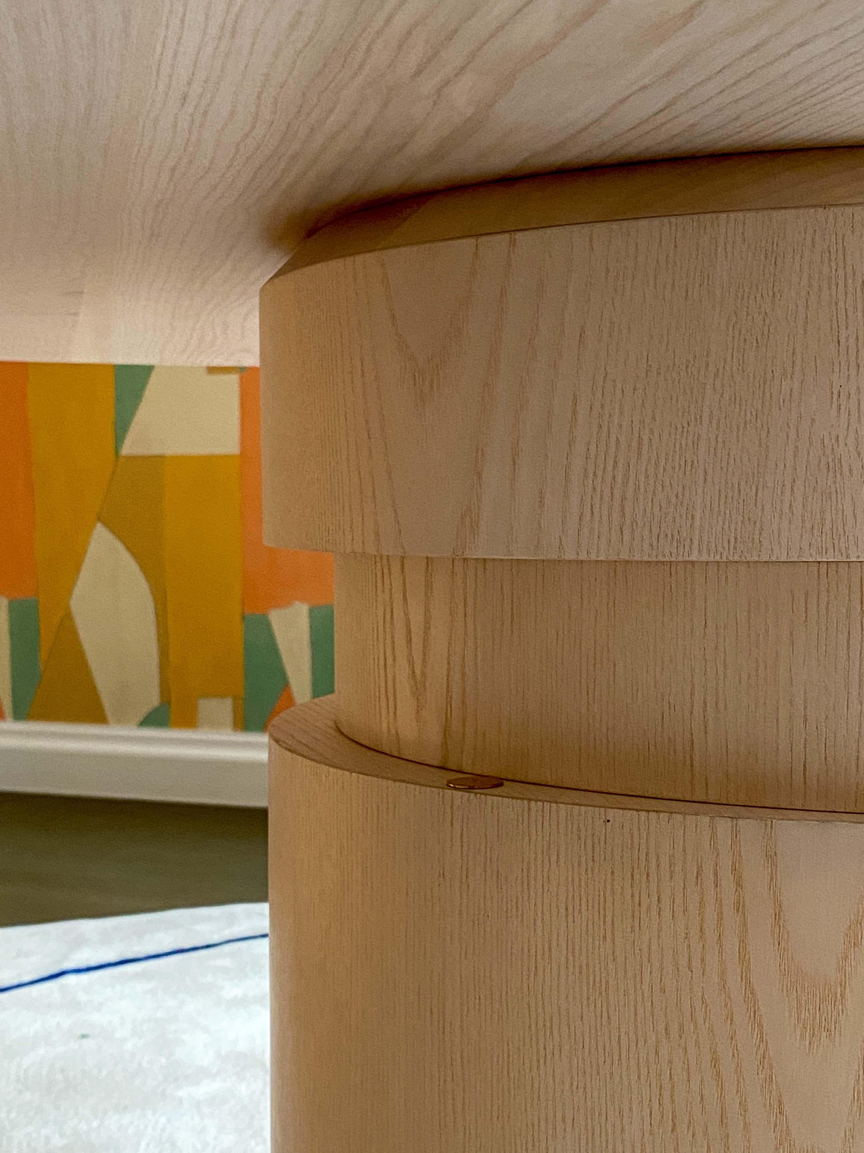 Table de salle à manger ronde contemporaine, bois de frêne naturel, disque mobile, design belge en vente 2