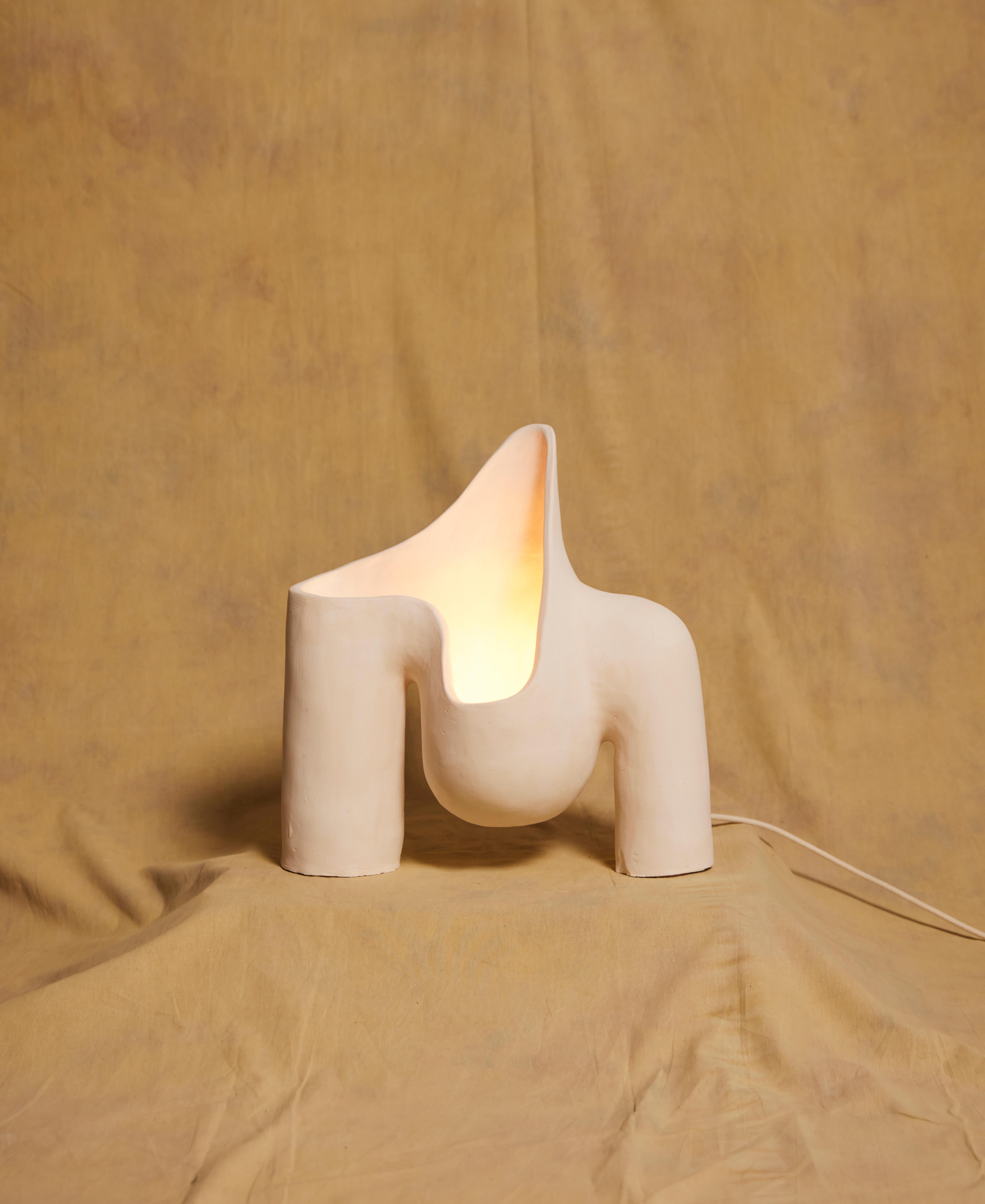Zeitgenössische und natürliche Beige-Keramik-Womb-Lampe 02 (Südafrikanisch) im Angebot
