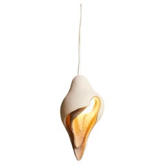 Pendentif contemporain et naturel en argile beige en forme d'utérus Medium