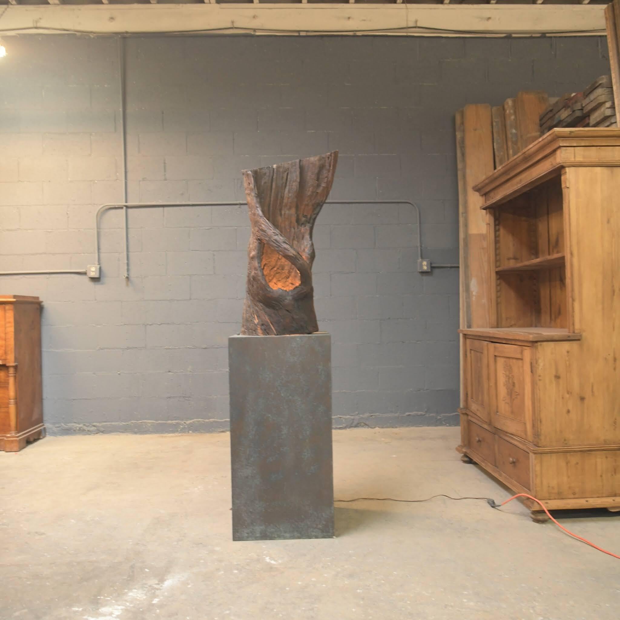 Contemporary Natural Black Pine Stehleuchte mit grünem Patina Kupfersockel (amerikanisch) im Angebot