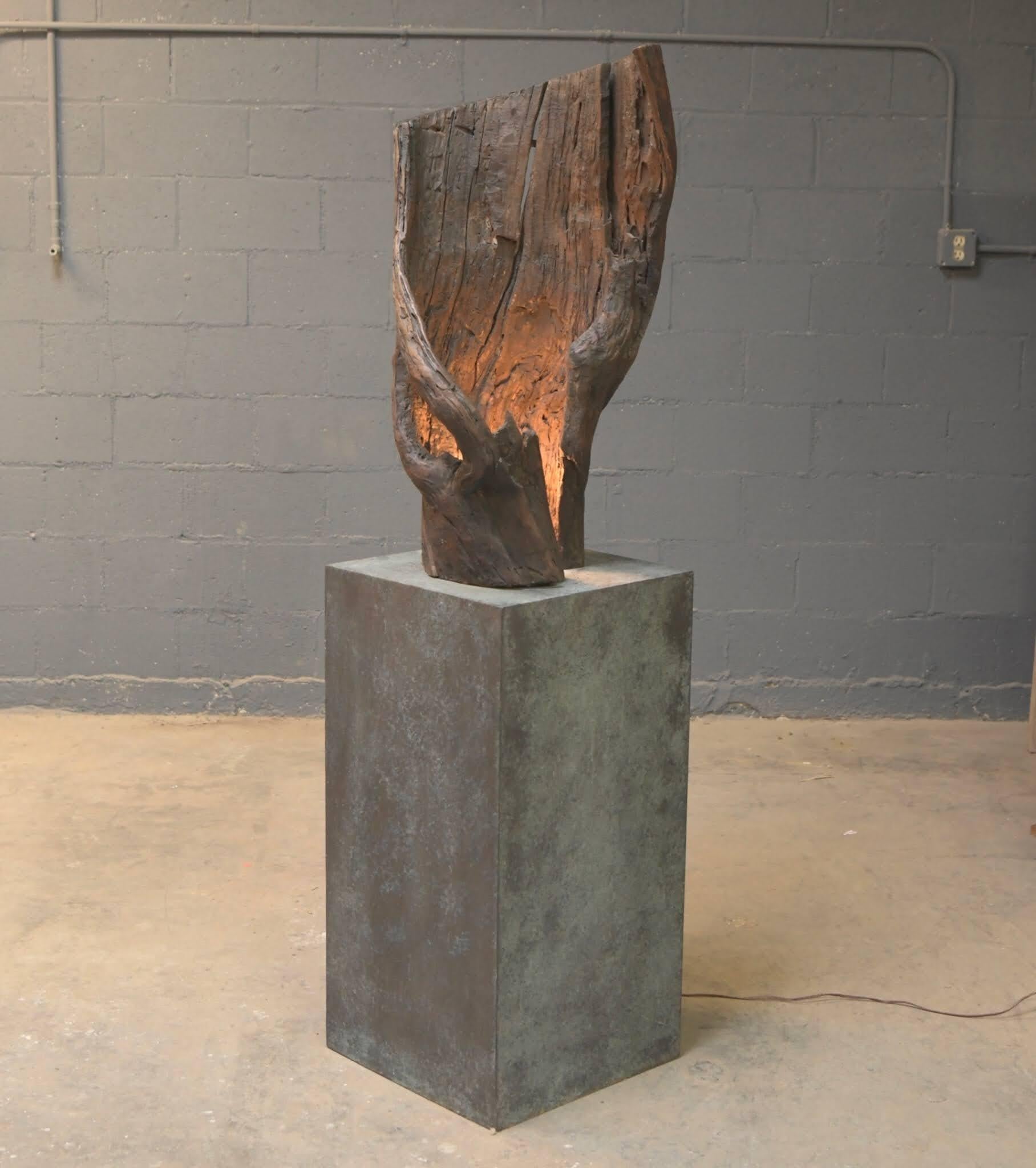 Contemporary Natural Black Pine Stehleuchte mit grünem Patina Kupfersockel im Zustand „Neu“ im Angebot in Los Angeles, CA