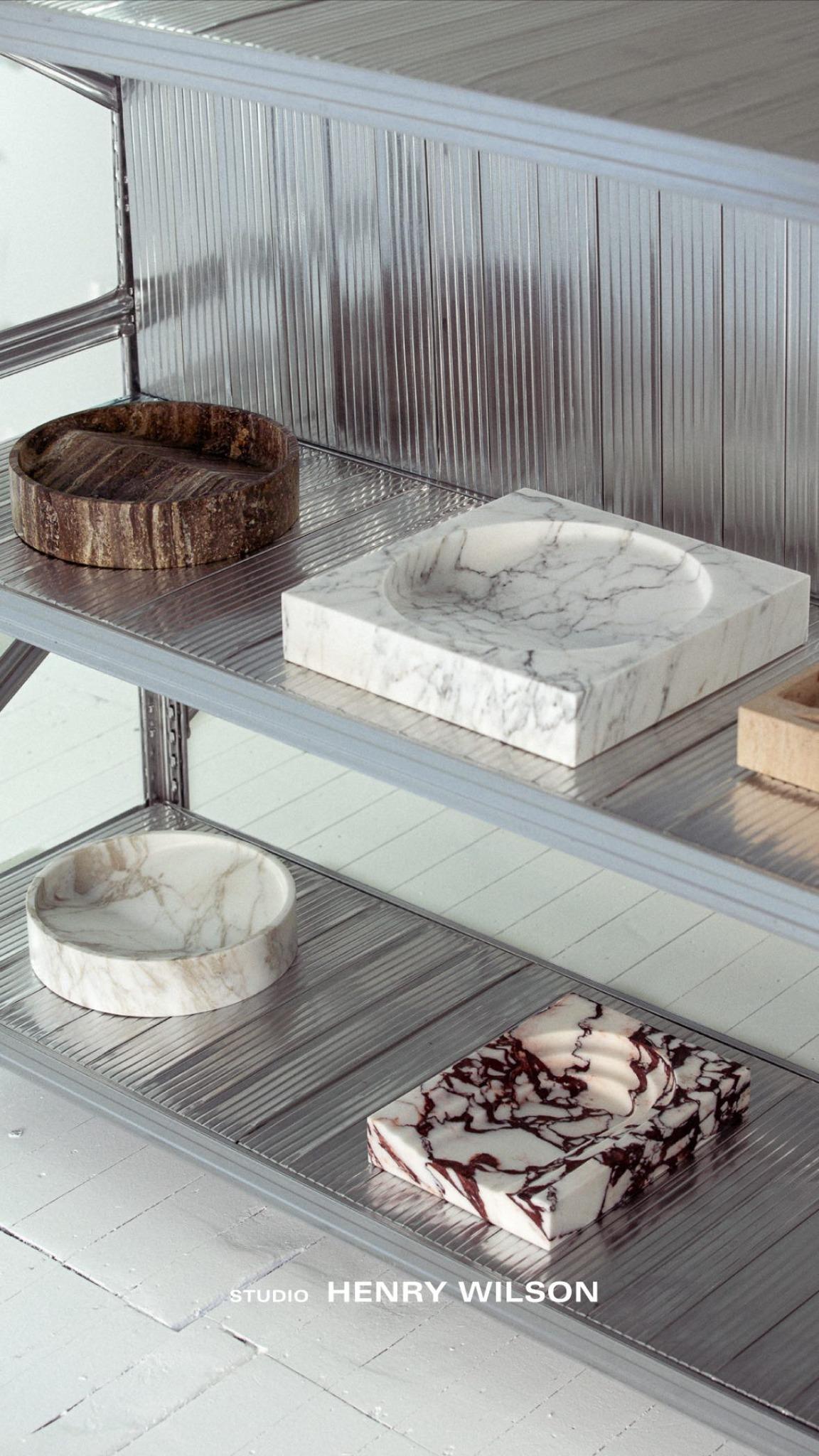 Contemporary Schwarzer Travertin Big Poche von Henry Wilson im Angebot 2