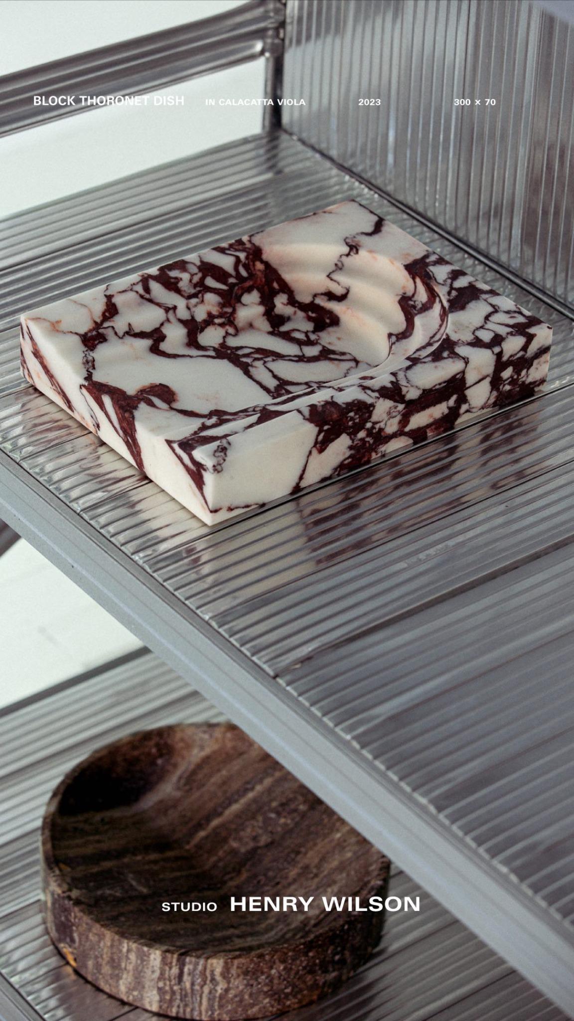 Contemporary Schwarzer Travertin Big Poche von Henry Wilson im Angebot 3