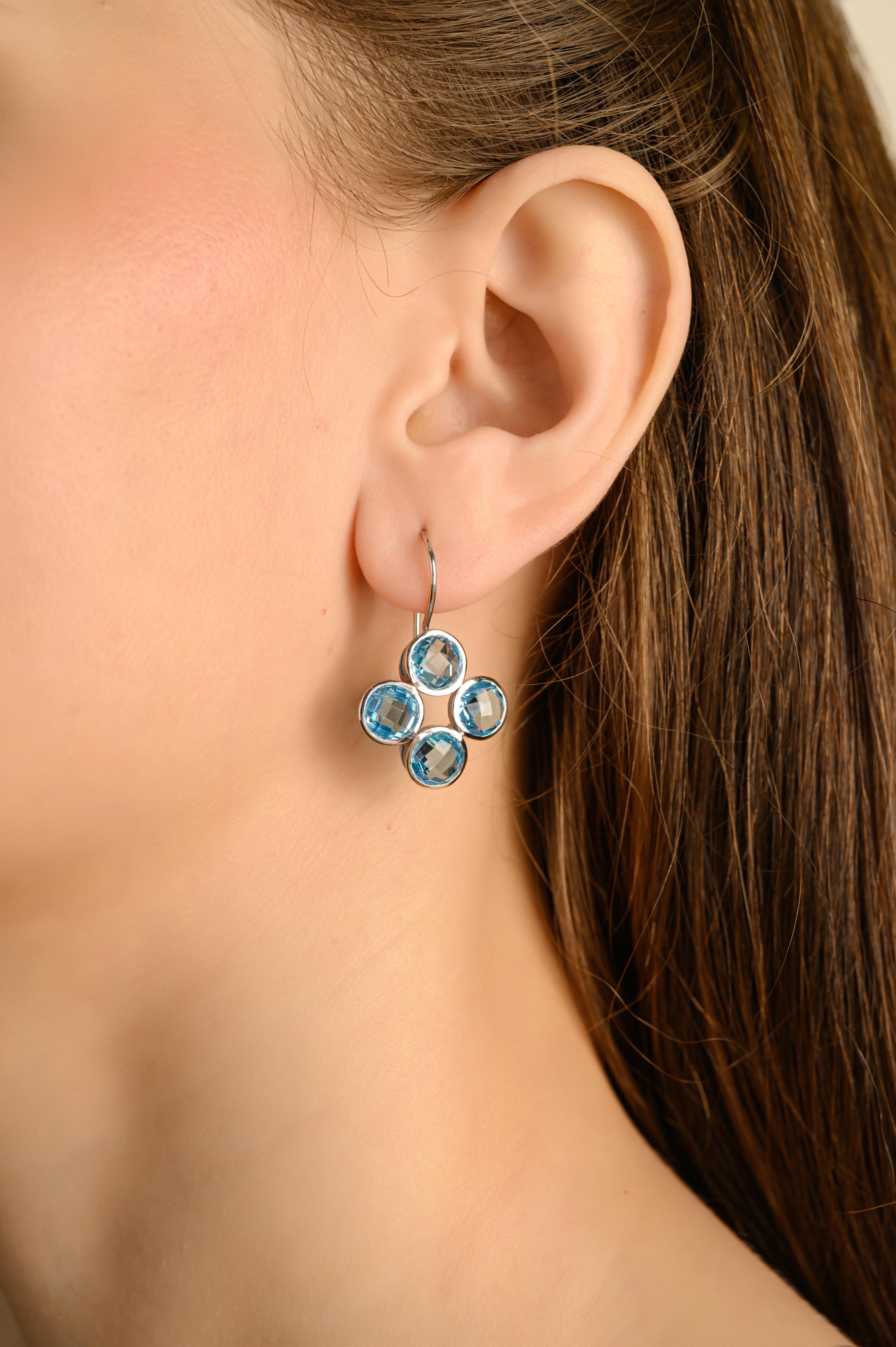 Donna Orecchini d'argento contemporanei a grappolo floreale di topazio blu naturale per regali da donna in vendita