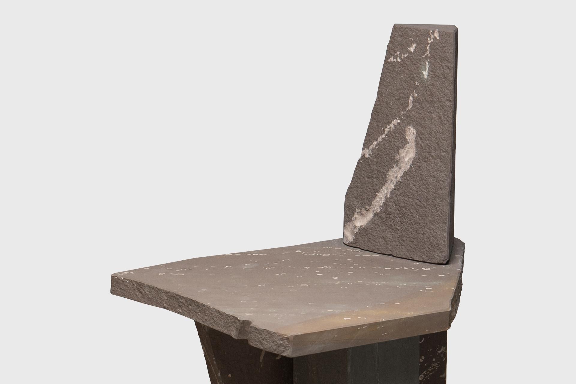 Chaise contemporaine naturelle 13, Graywacke Offcut Gray Stone, Carsten in der Elst en vente 1