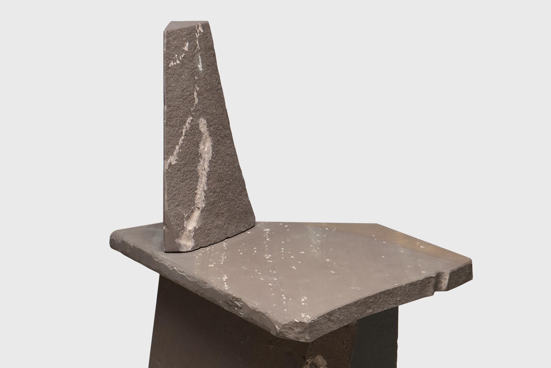 Chaise contemporaine naturelle 13, Graywacke Offcut Gray Stone, Carsten in der Elst en vente 3