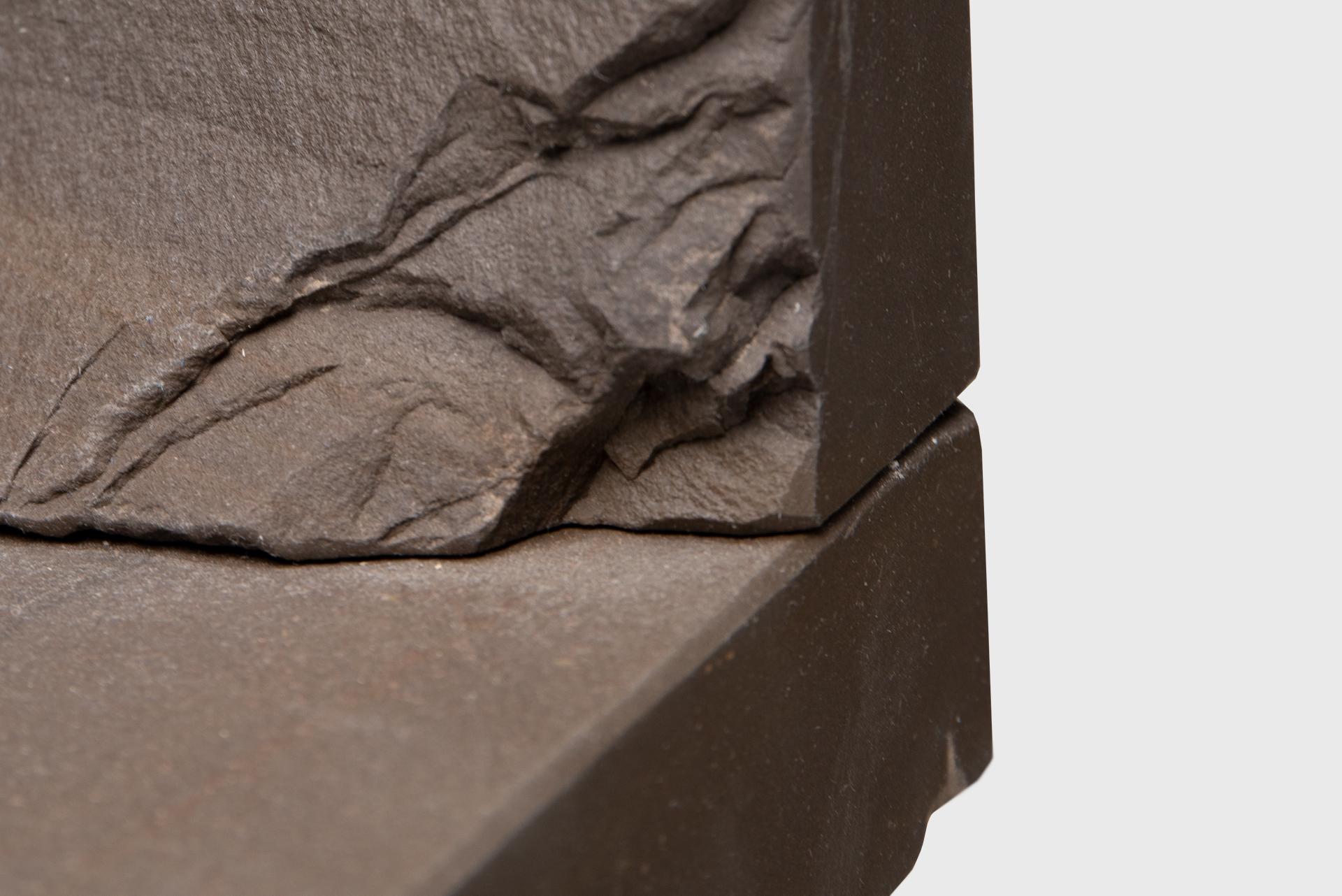Zeitgenössischer natürlicher Stuhl 14, Grauwacke, gebrochener grauer Stein, Carsten in der Elst (21. Jahrhundert und zeitgenössisch) im Angebot