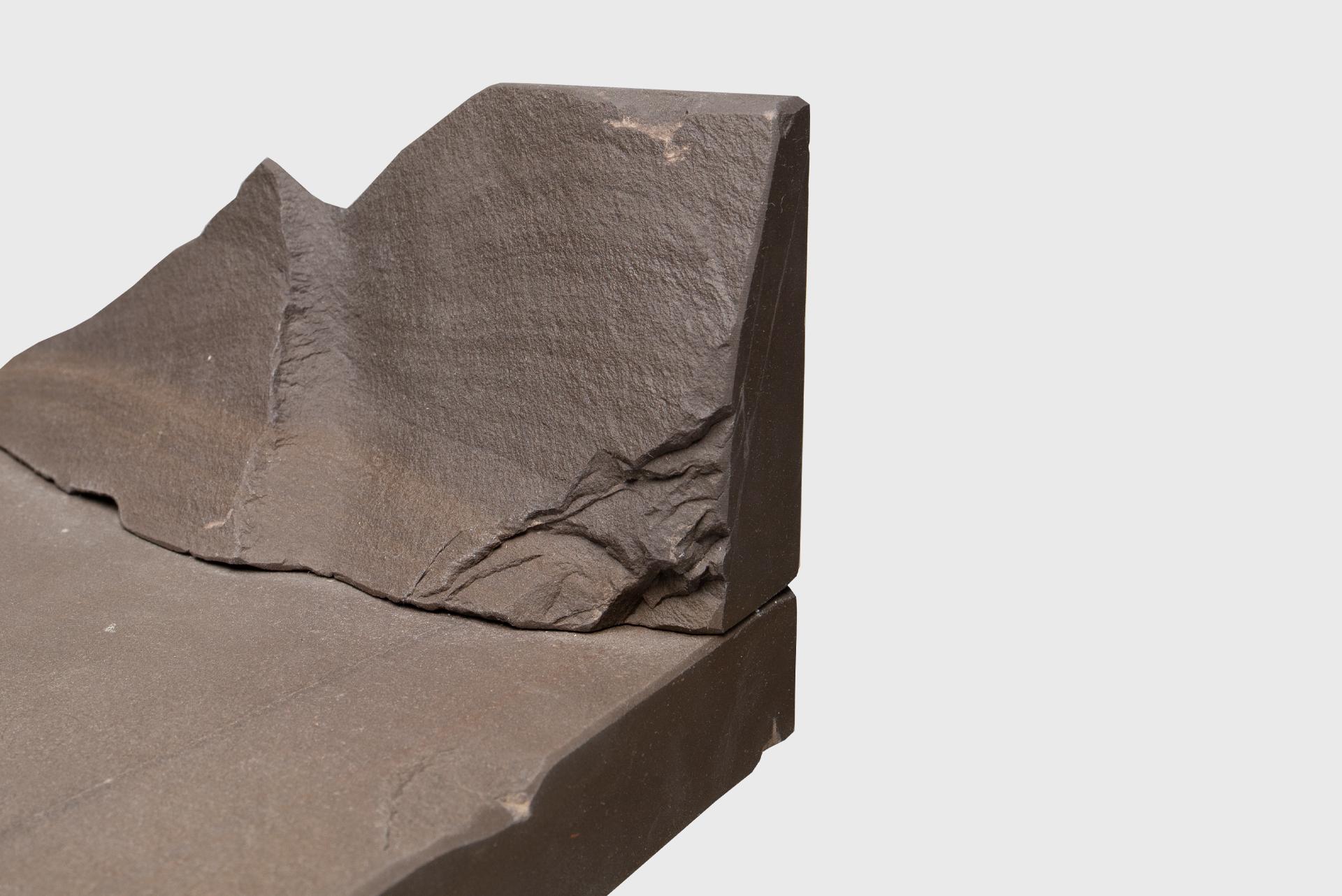 Zeitgenössischer natürlicher Stuhl 14, Grauwacke, gebrochener grauer Stein, Carsten in der Elst im Angebot 1