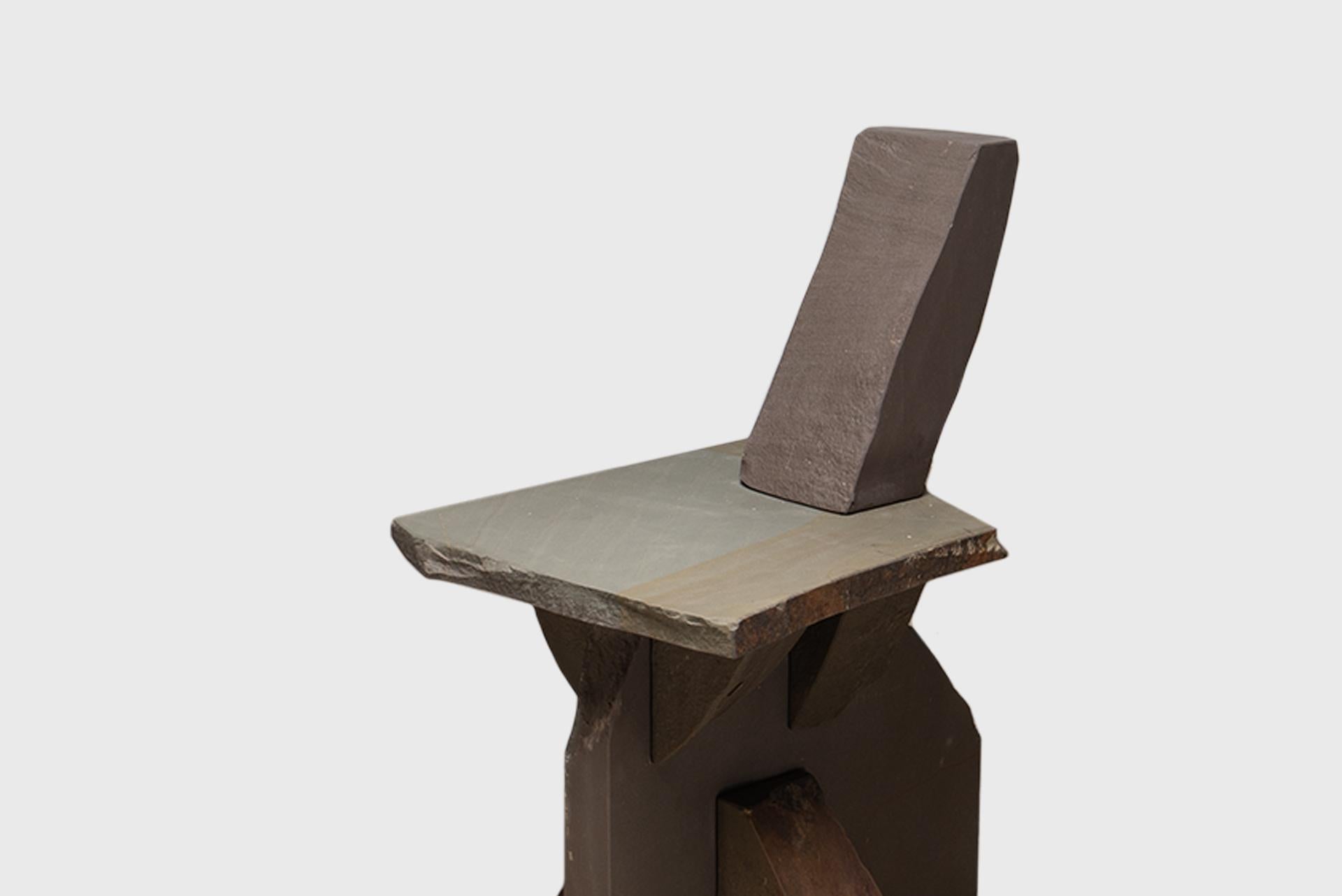 Zeitgenössischer natürlicher Stuhl 18, Grauwacke, gebrochener grauer Stein, Carsten in der Elst im Angebot 1