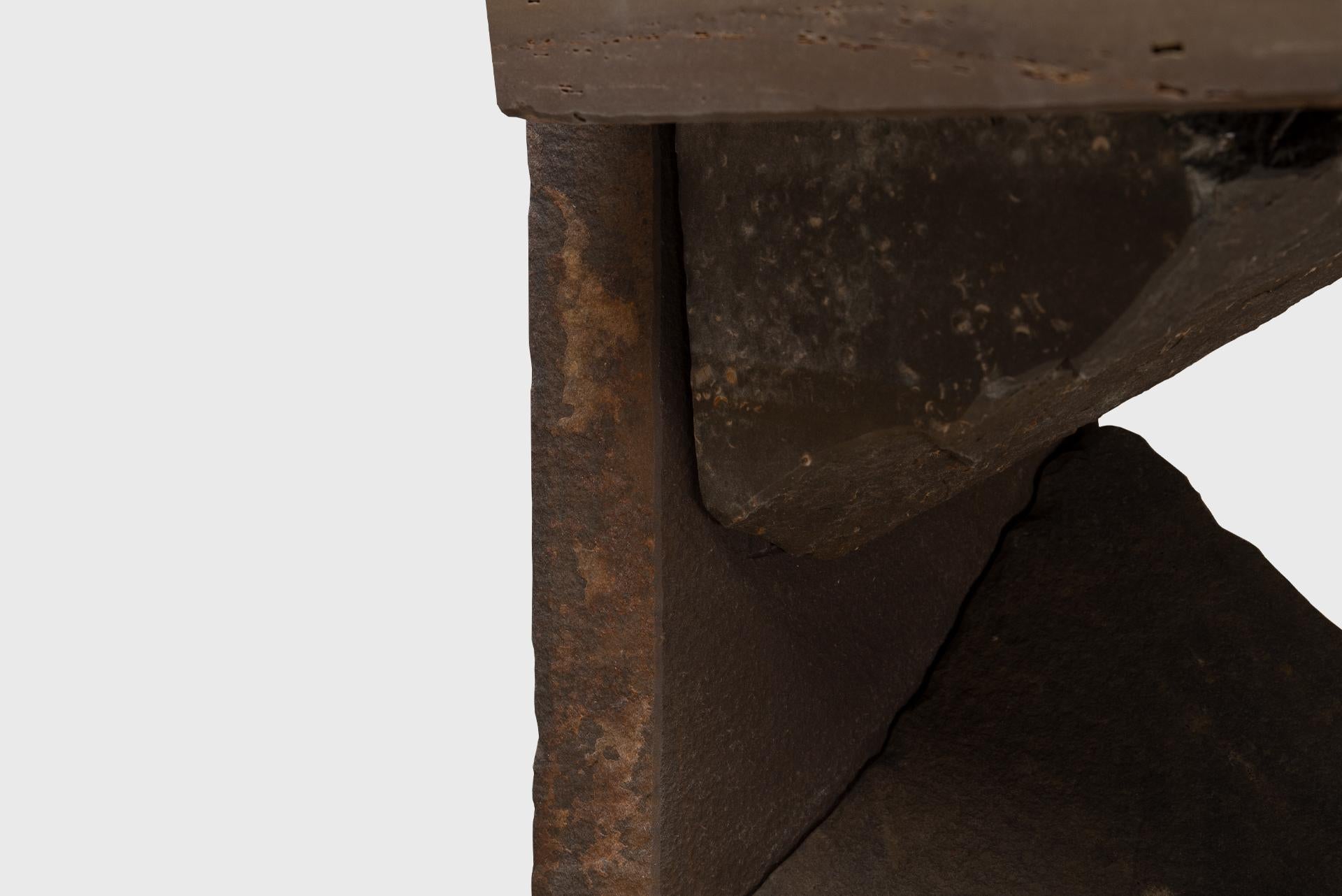 Zeitgenössischer natürlicher Stuhl 21, Grauwacke, gebrochener grauer Stein, Carsten in der Elst (21. Jahrhundert und zeitgenössisch) im Angebot
