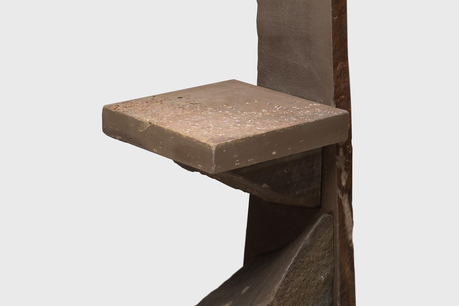 Zeitgenössischer natürlicher Stuhl 21, Grauwacke, gebrochener grauer Stein, Carsten in der Elst im Angebot 1
