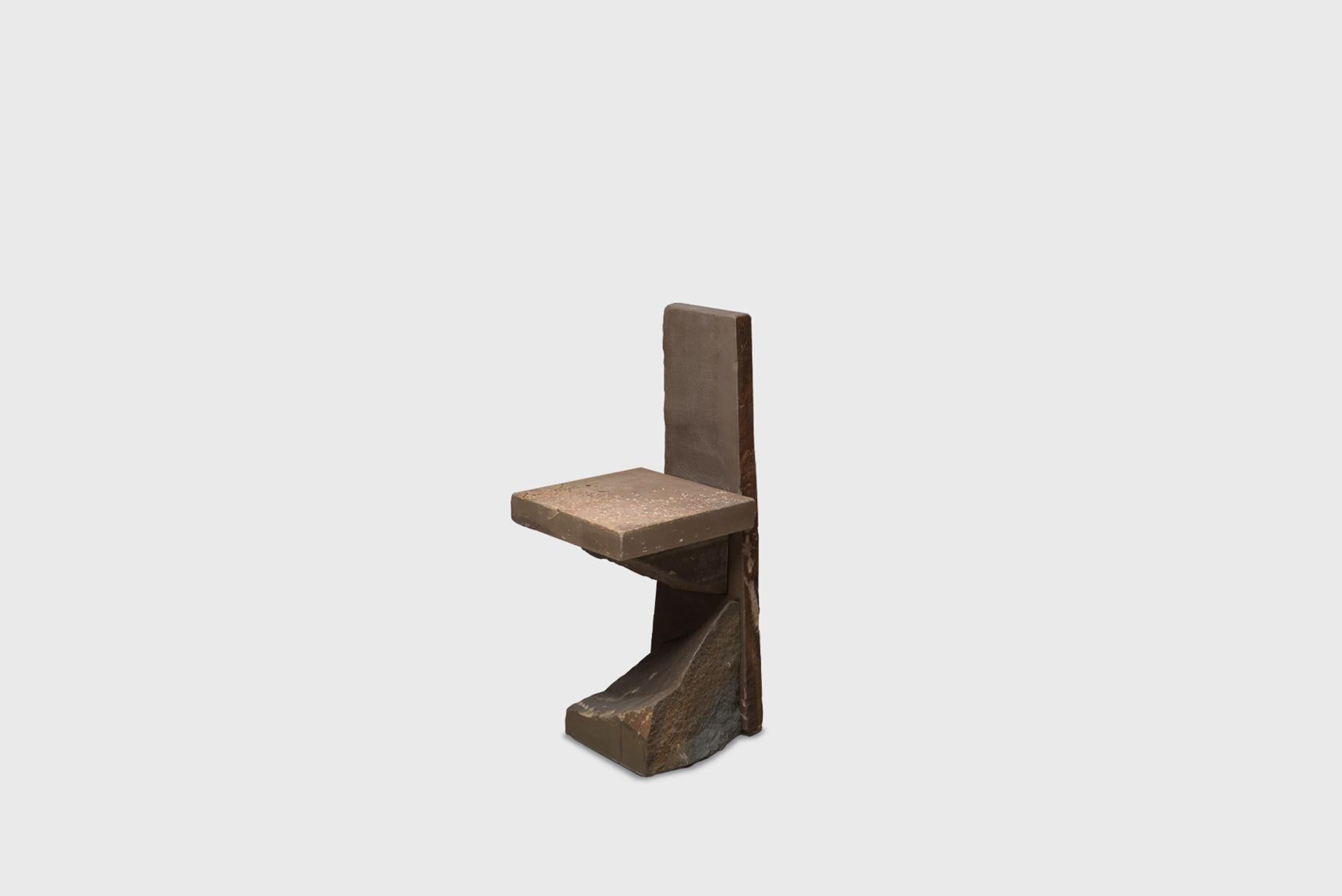 Zeitgenössischer natürlicher Stuhl 21, Grauwacke, gebrochener grauer Stein, Carsten in der Elst im Angebot 2