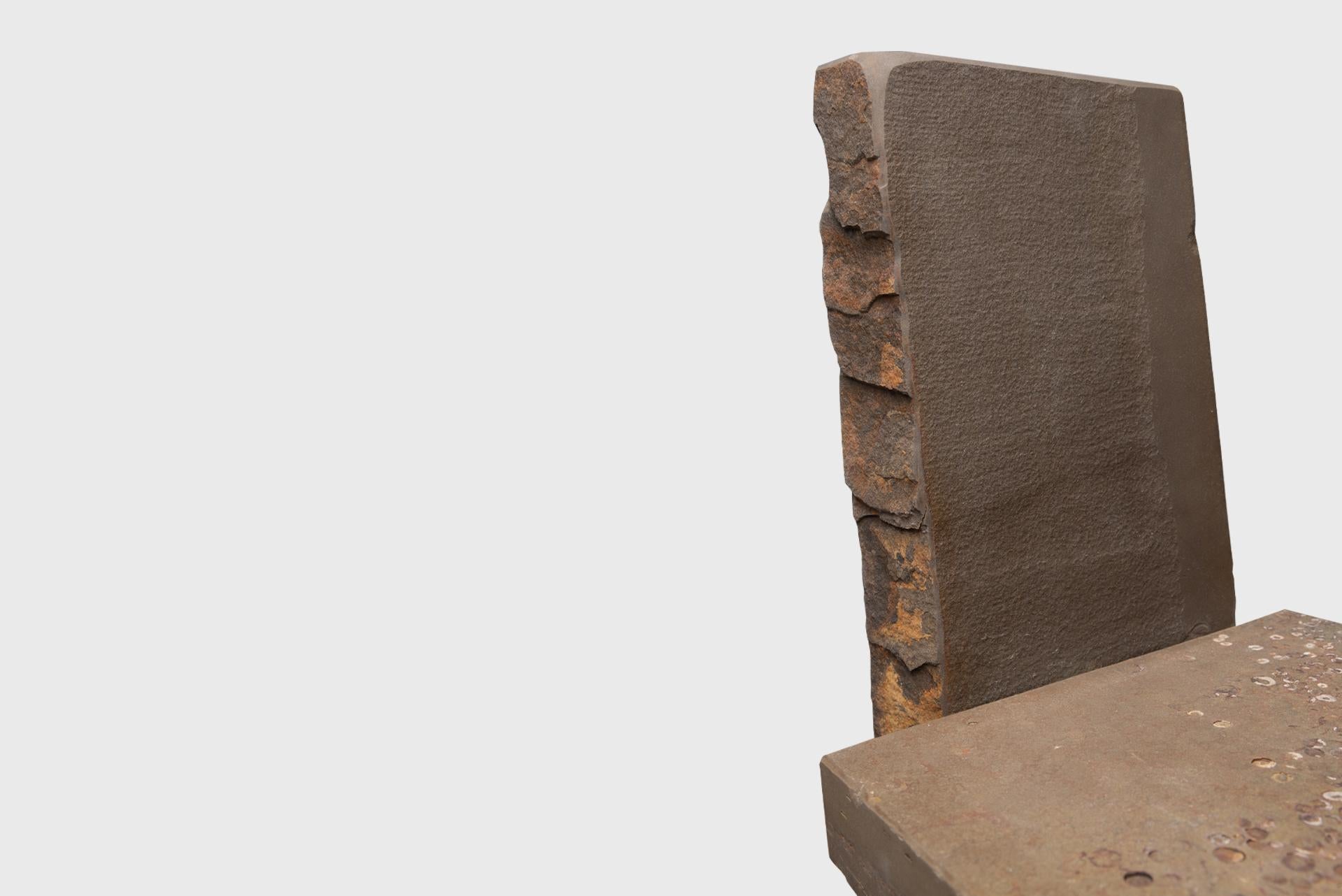 Zeitgenössischer natürlicher Stuhl 21, Grauwacke, gebrochener grauer Stein, Carsten in der Elst im Angebot 3