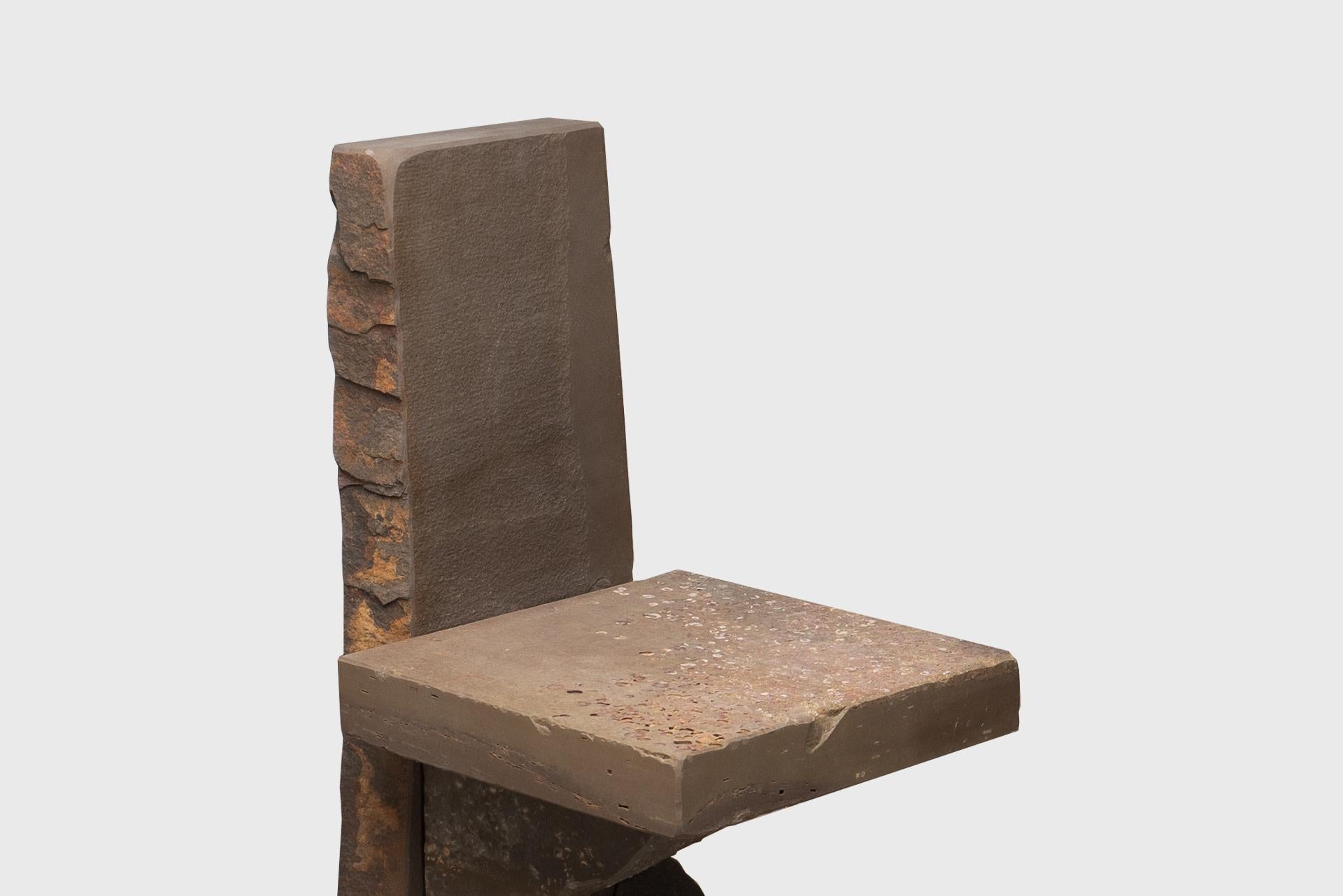 Zeitgenössischer natürlicher Stuhl 21, Grauwacke, gebrochener grauer Stein, Carsten in der Elst im Angebot 4