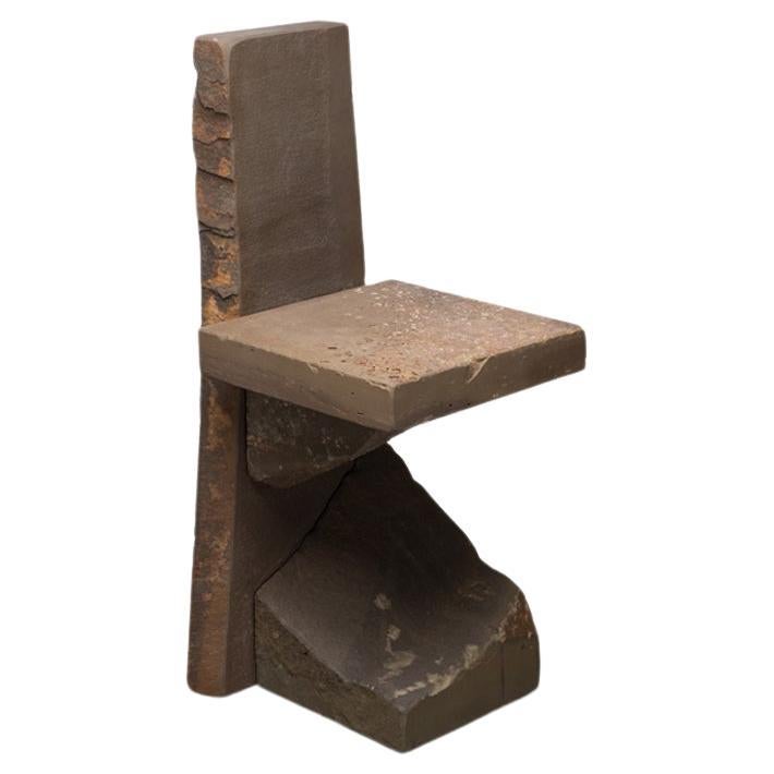 Zeitgenössischer natürlicher Stuhl 21, Grauwacke, gebrochener grauer Stein, Carsten in der Elst im Angebot