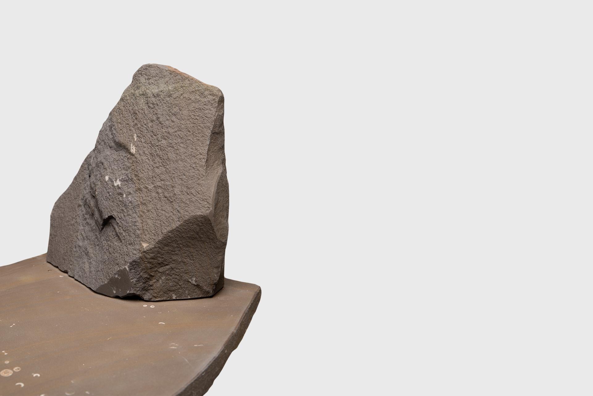 Zeitgenössischer natürlicher Stuhl 22, Grauwacke, gebrochener grauer Stein, Carsten in der Elst im Angebot 1