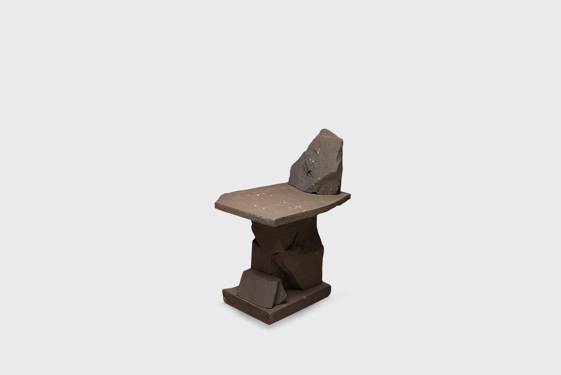 Zeitgenössischer natürlicher Stuhl 22, Grauwacke, gebrochener grauer Stein, Carsten in der Elst im Angebot 2