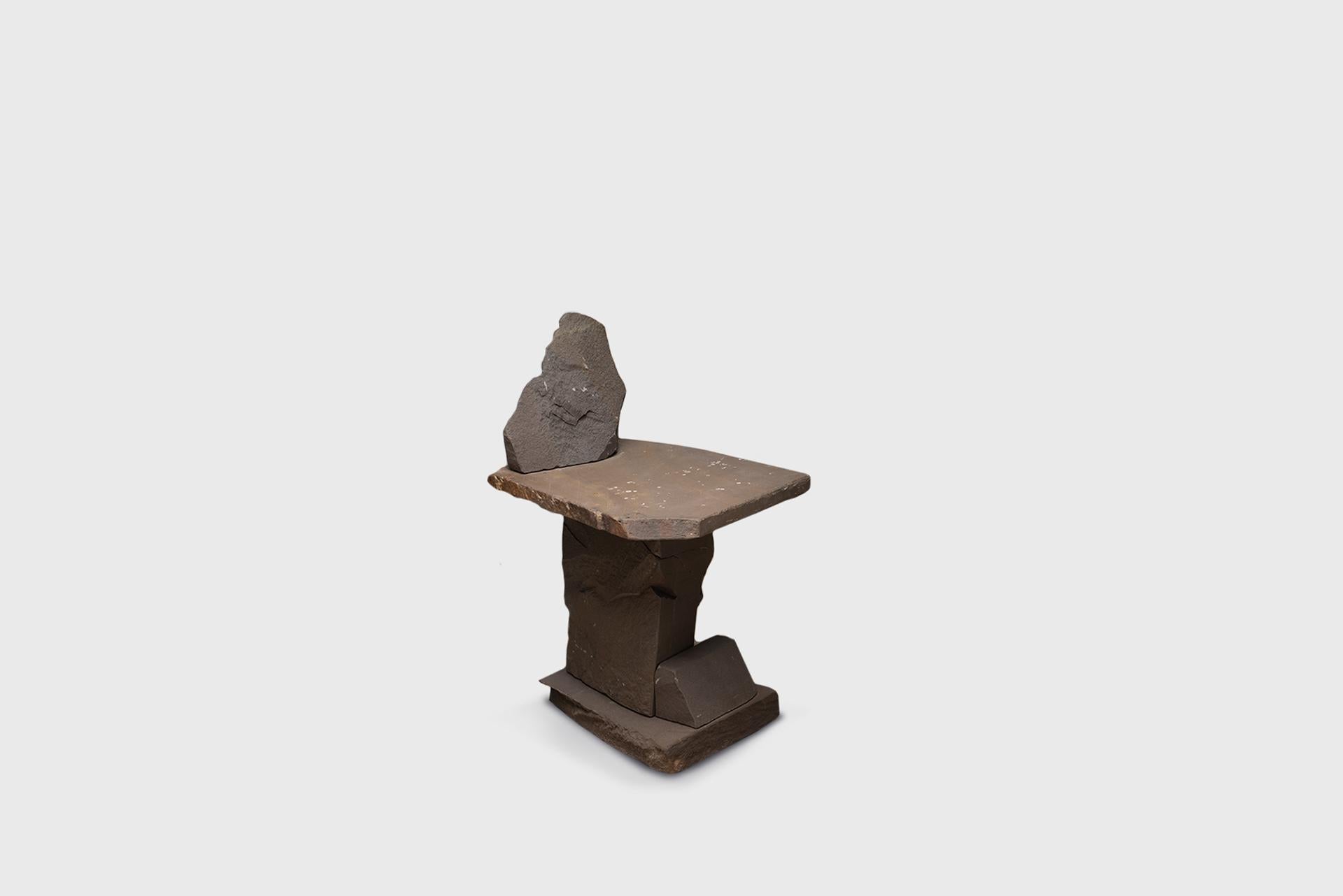 Zeitgenössischer natürlicher Stuhl 22, Grauwacke, gebrochener grauer Stein, Carsten in der Elst im Angebot 3