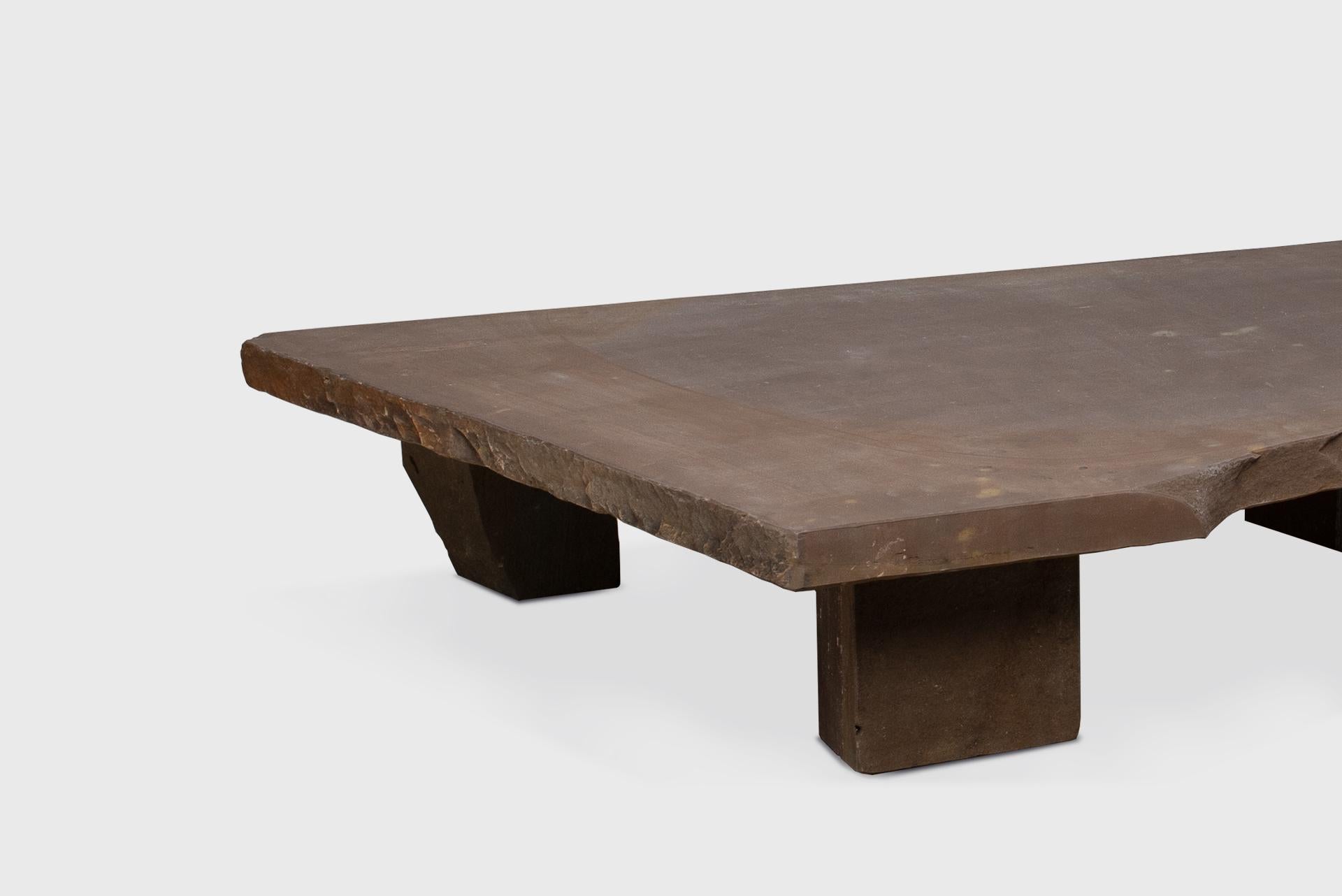 XXIe siècle et contemporain Table basse contemporaine en pierre naturelle 03, Graywacke Offcut, Carsten inder Elst en vente