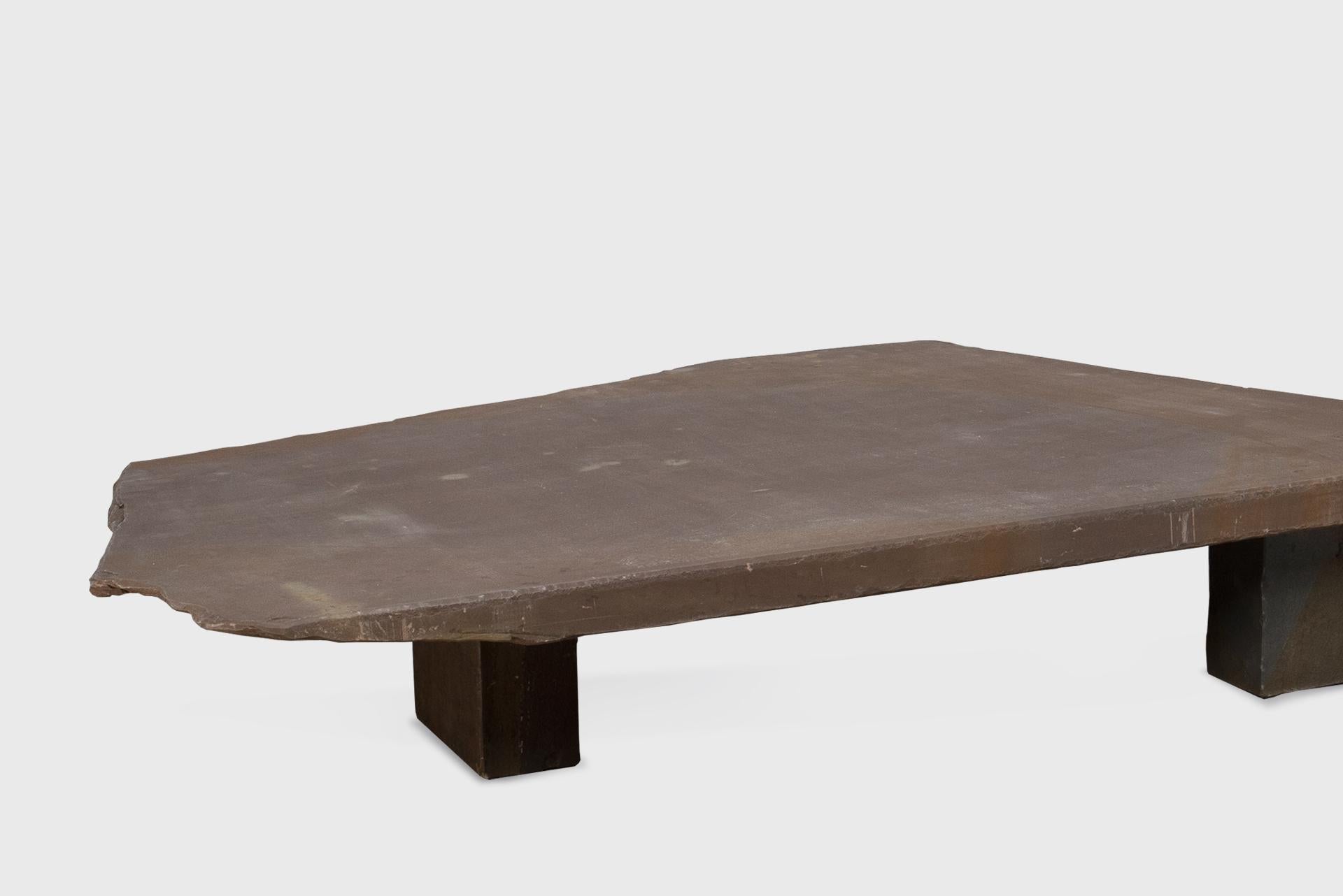 Pierre Table basse contemporaine en pierre naturelle 03, Graywacke Offcut, Carsten inder Elst en vente