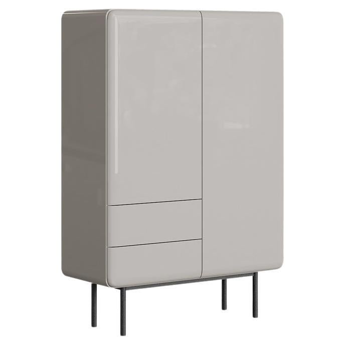 Perfecto para el comedor o el salón, este moderno mueble de porcelana se asienta con elegancia sobre unas patas bajas de metal, y ofrece una espaciosa solución de almacenamiento con sus dos puertas de altura completa. El acabado en roble natural