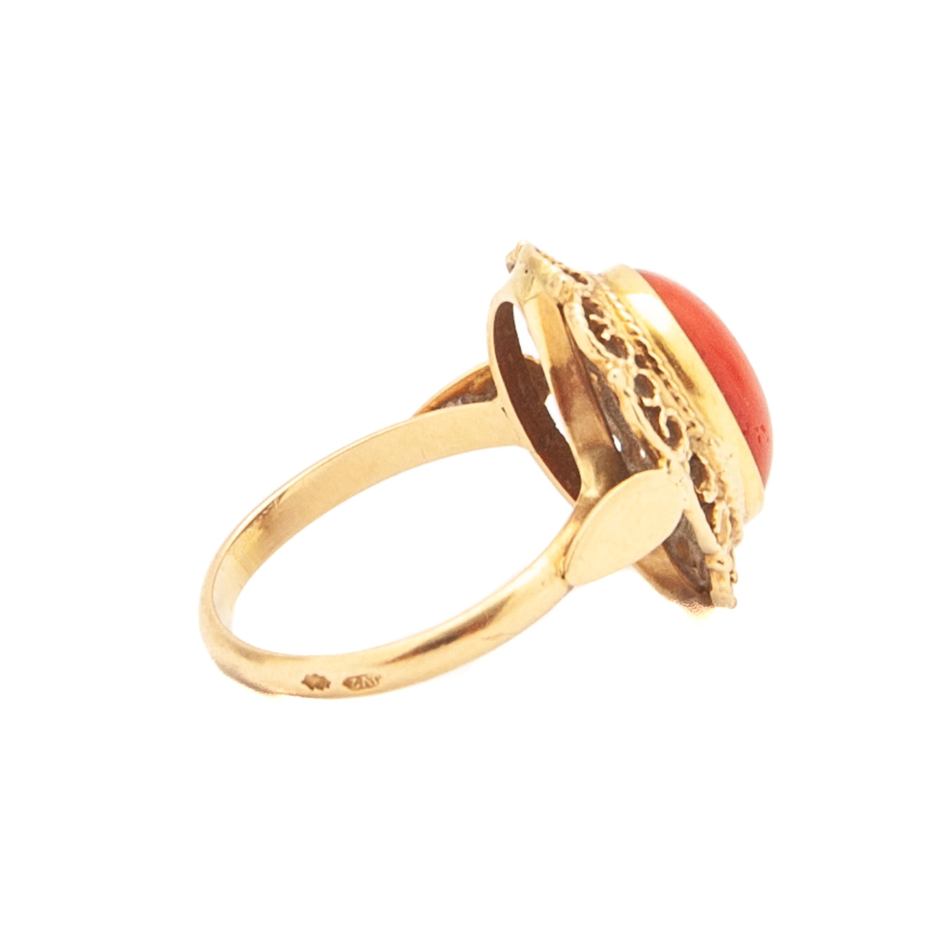 Vintage Natural Coral 14K Gold Oval Ring For Sale 1
