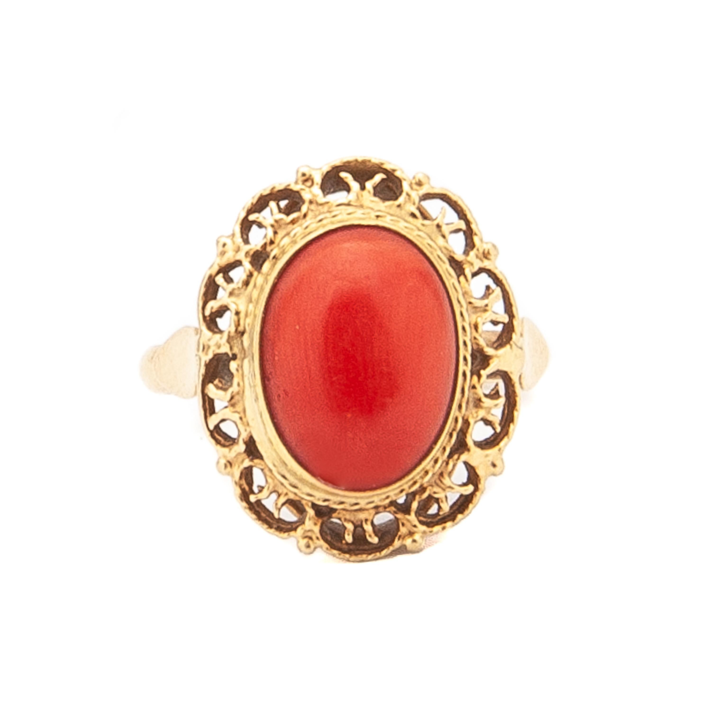 Contemporary Vintage Natural Coral 14K Gold Oval Ring For Sale