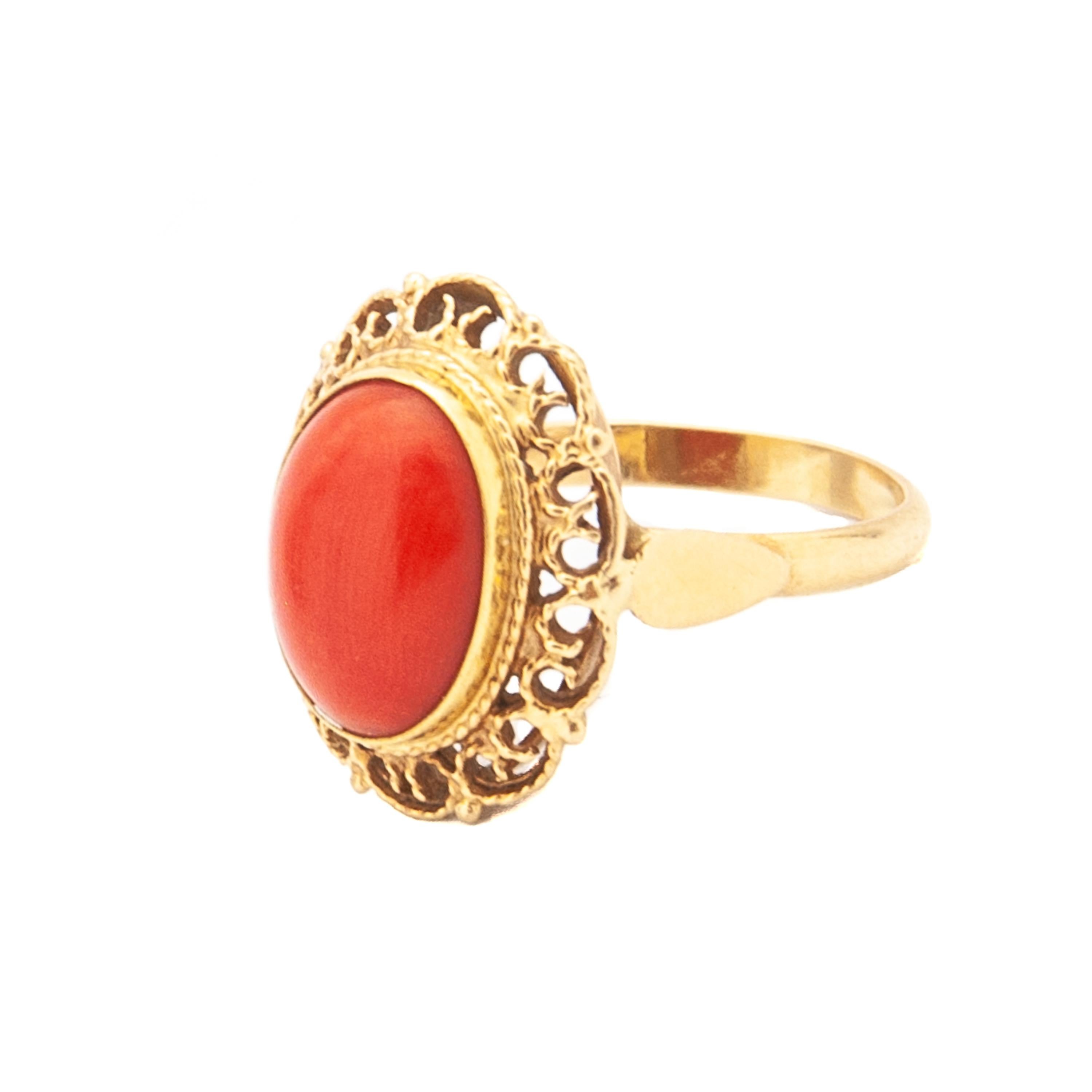 Cabochon Vintage Natural Coral 14K Gold Oval Ring For Sale