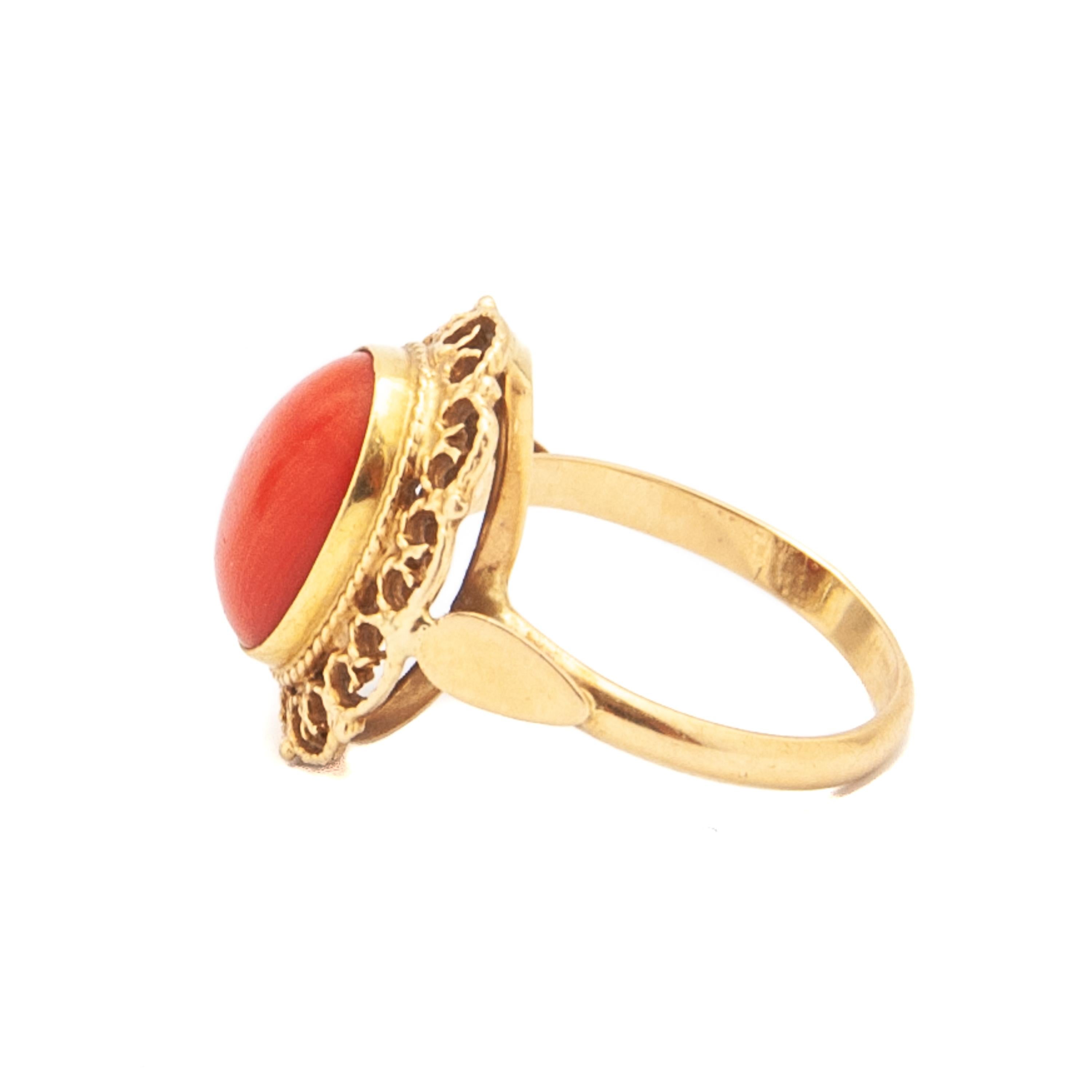Vintage Natural Coral 14K Gold Oval Ring In Good Condition For Sale In Rotterdam, NL