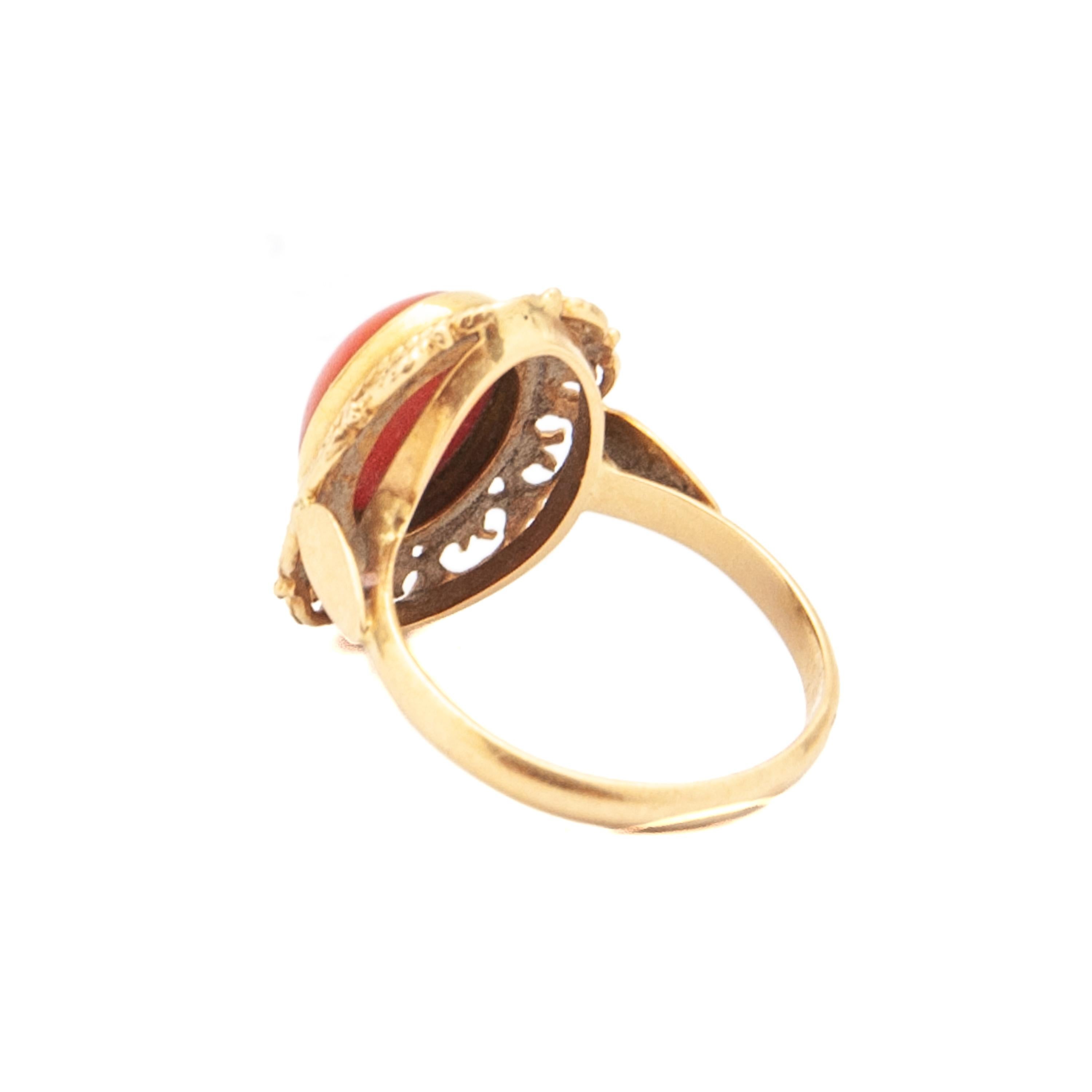 Women's Vintage Natural Coral 14K Gold Oval Ring For Sale