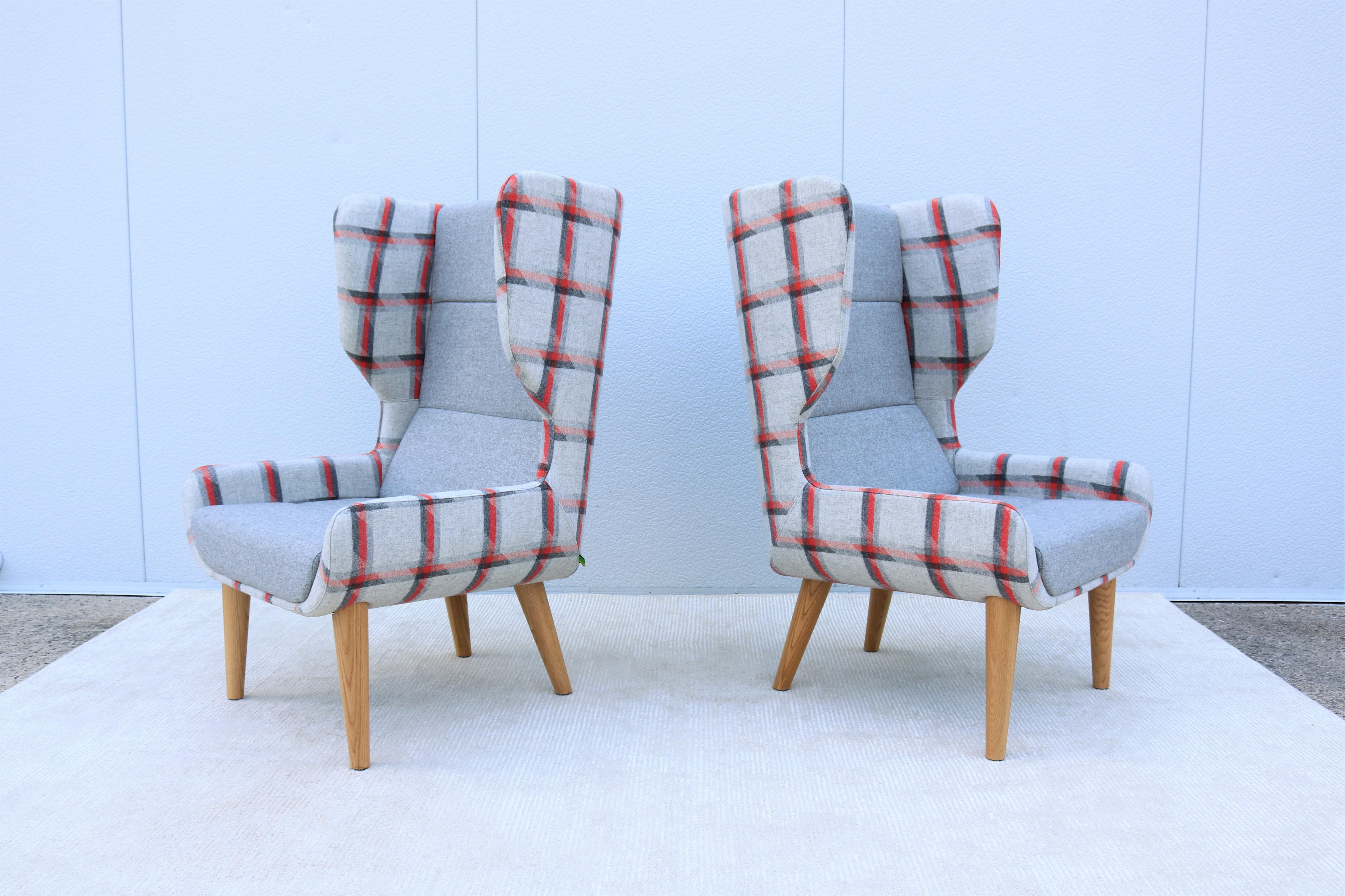 Dieser fabelhafte Hush-Stuhl mit hoher Rückenlehne ist vom klassischen Wing-Back-Chair-Stil inspiriert.
Er ist bequem und stützend, hat aber eine aufrechte, positive Sitzposition. 
Das schlichte und elegante Design passt zu jeder modernen,