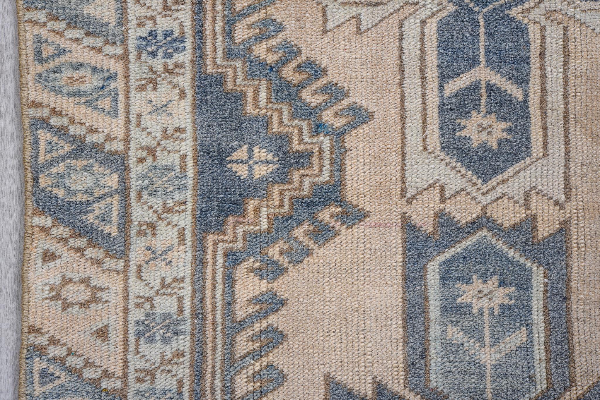 Traves de Mesa Vintage Contemporáneo Azul Marino y Topo en Excelente estado para la venta en New York, NY
