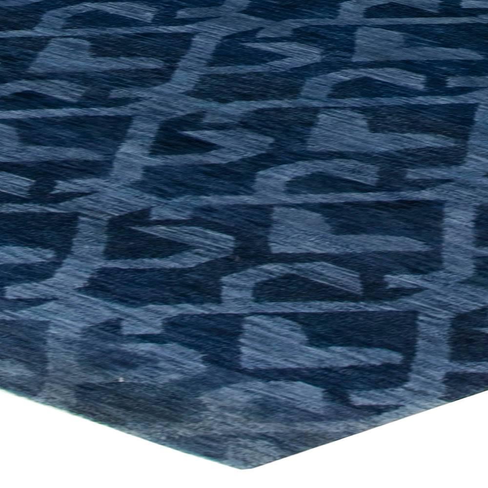 Zeitgenössischer marineblauer handgefertigter Pashmina- Euro-Teppich von Doris Leslie Blau (Wolle) im Angebot