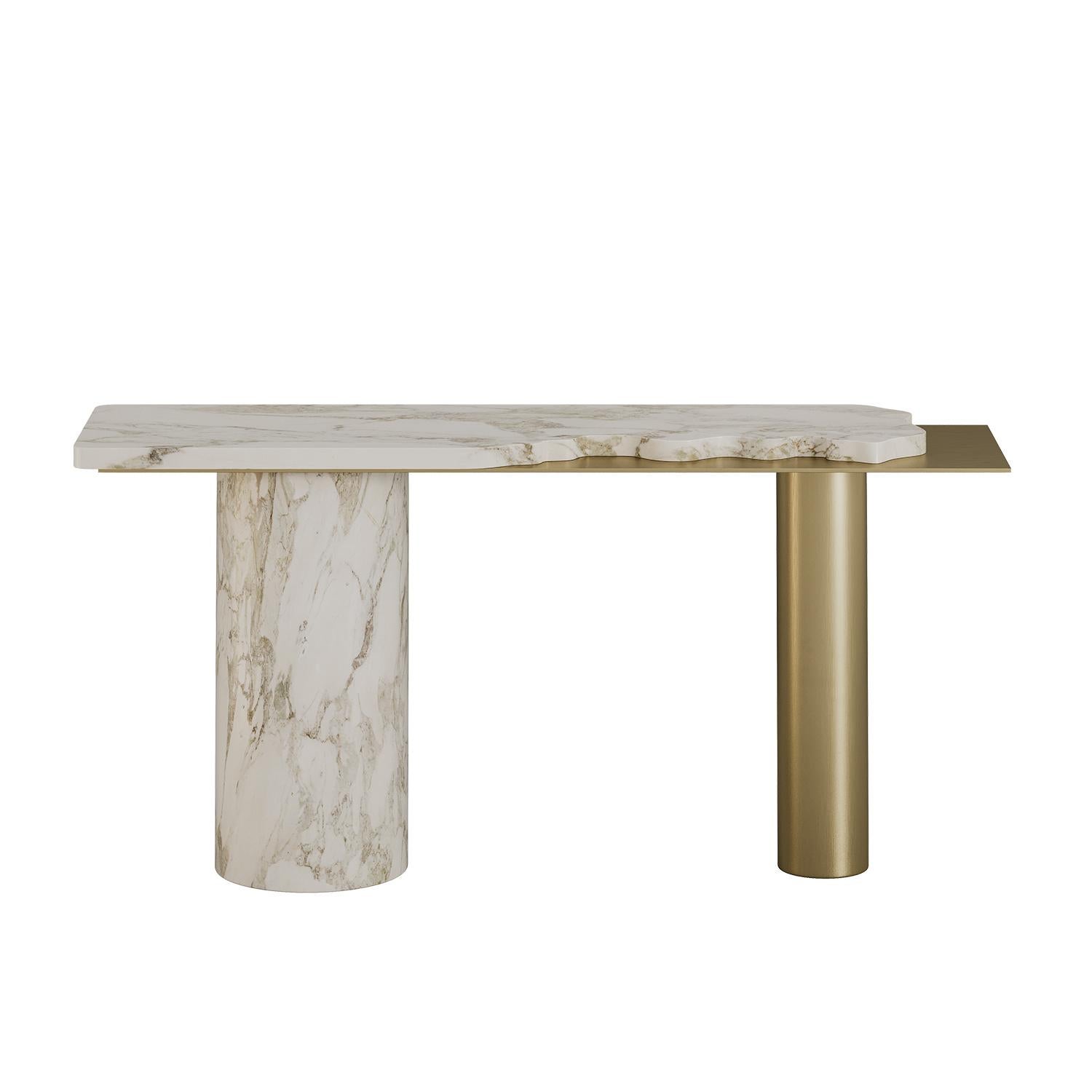 Fatto a mano Console Naya contemporanea in marmo e ottone di Atelier A, realizzata a mano in vendita