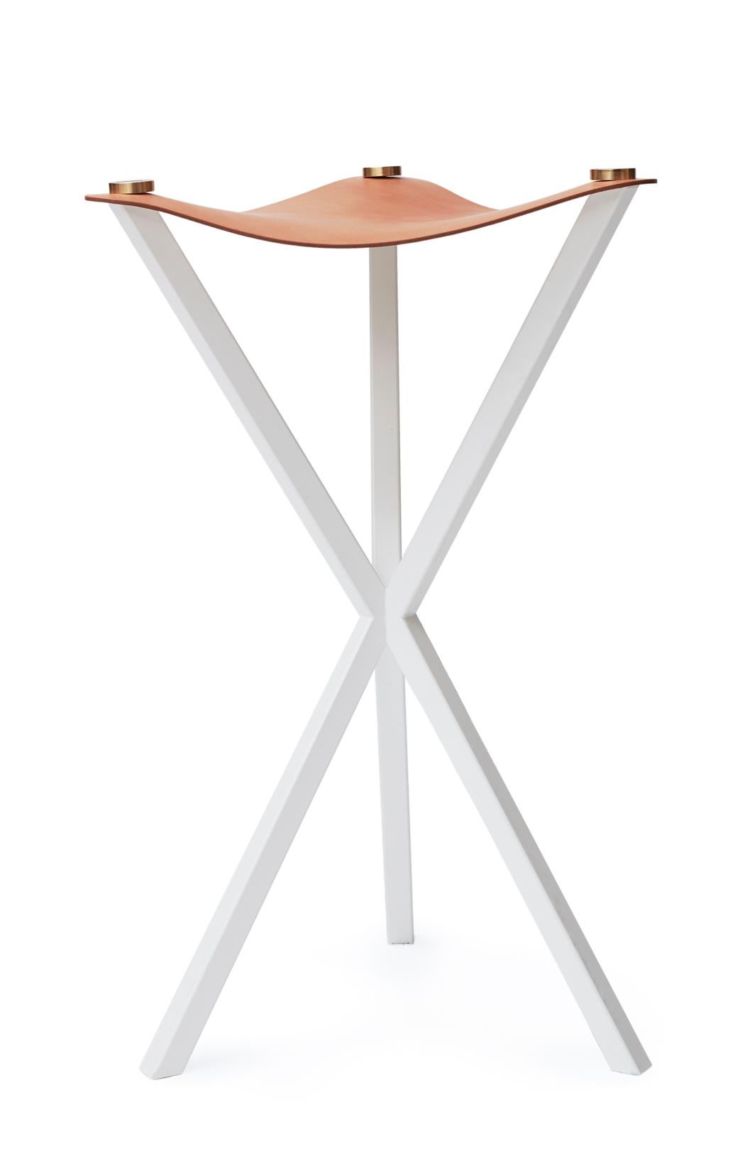 The Neb bar stool is a modern and contemporary interpretation of the hunting stool. It was designed by Per Soderberg in 2011 for his own furniture brand No Early Birds and is ideal for your kitchen island. The triangular seat in high quality