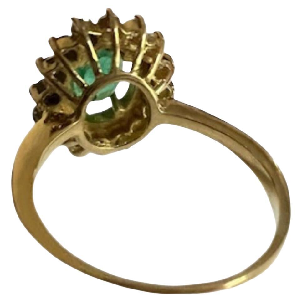 Anillo de estilo rosetón neoclásico contemporáneo elaborado en oro de 18k, con una esmeralda central y diamantes talla brillante.

Detalles técnicos:

Peso total: 3.95 g

Material: Oro de 18 quilates

Piedras preciosas:

Esmeralda central: Talla