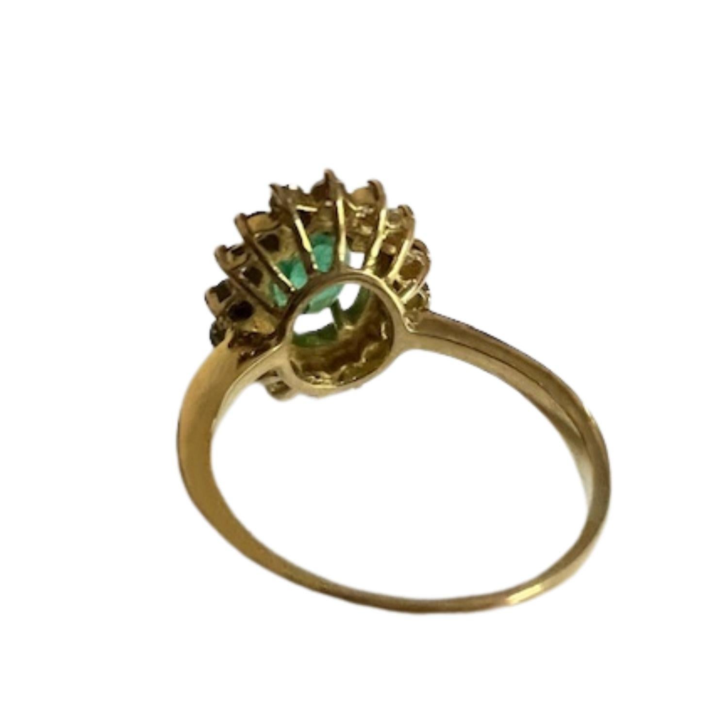 Contemporáneo Neo-clásico  0,70 ct Esmeralda  Anillo en racimo de oro con diamantes de 0,56 ct Neoclásico en venta