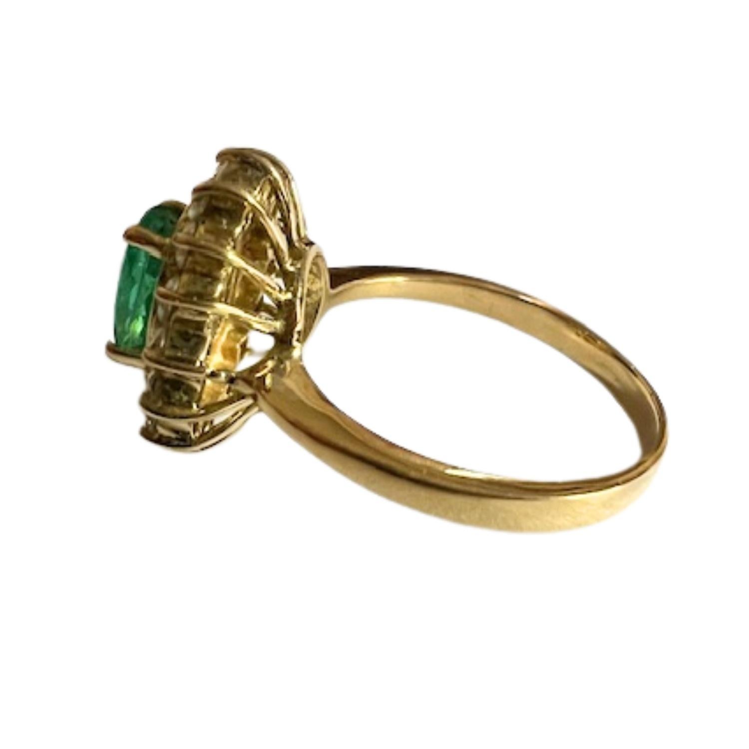 Contemporáneo Neo-clásico  0,70 ct Esmeralda  Anillo en racimo de oro con diamantes de 0,56 ct Corte oval en venta