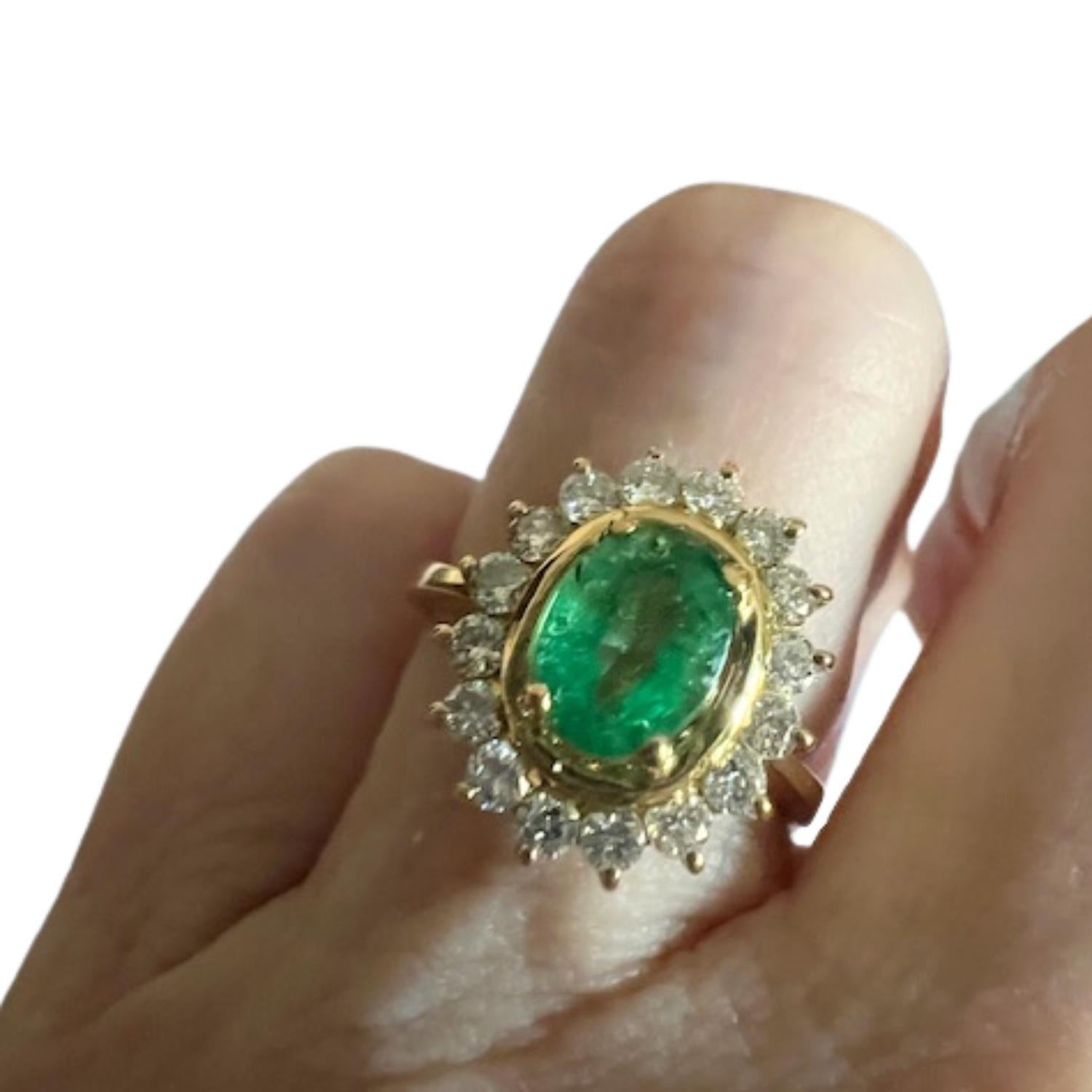 Contemporáneo Neo-clásico  0,70 ct Esmeralda  Anillo en racimo de oro con diamantes de 0,56 ct en Bueno estado para la venta en MADRID, ES